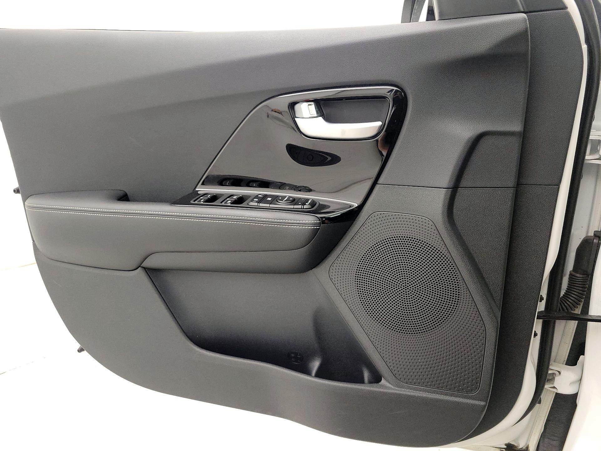 Thumbnail: 2020 Kia Niro - 12