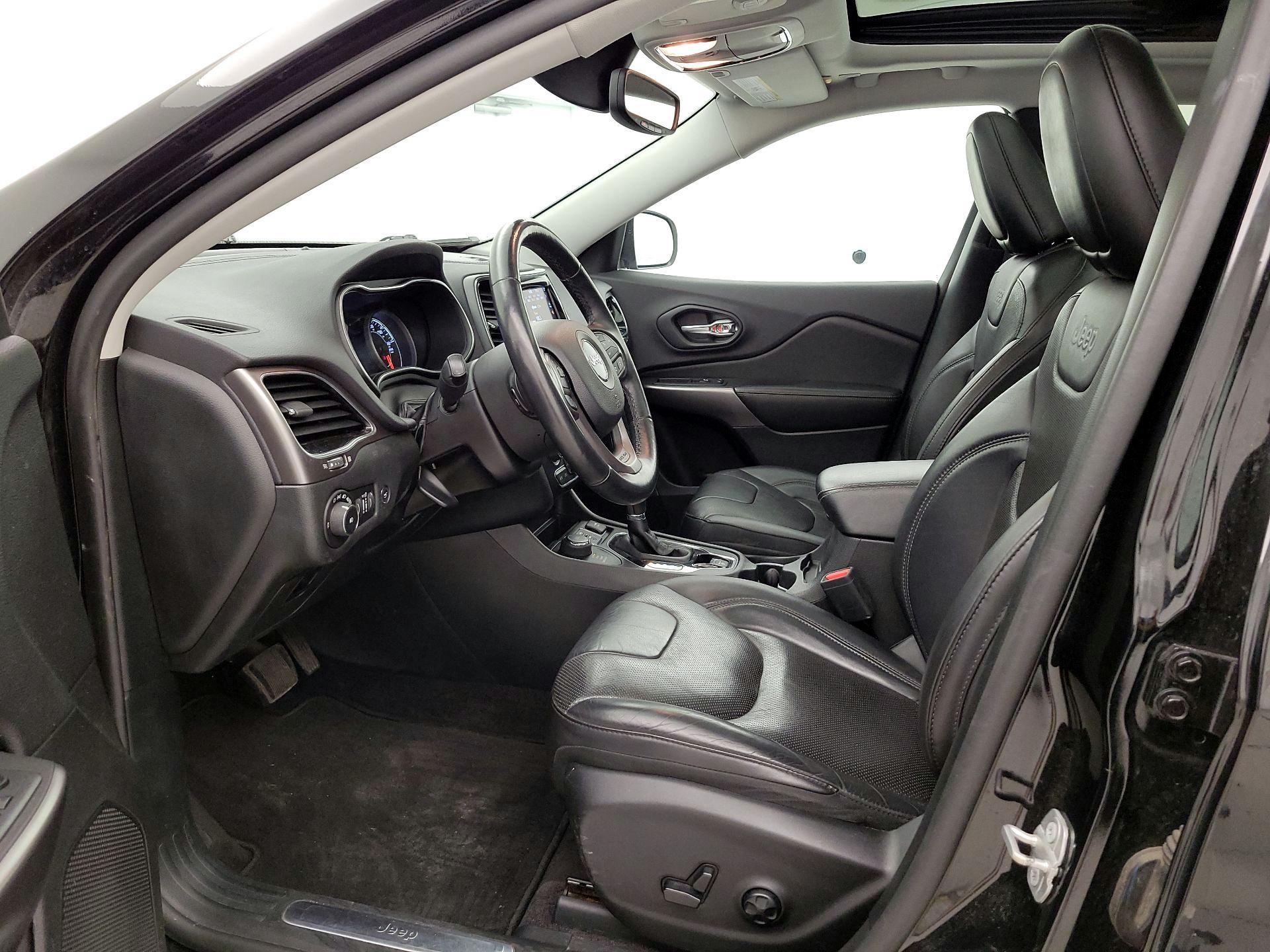 Thumbnail: 2019 Jeep Cherokee - 11