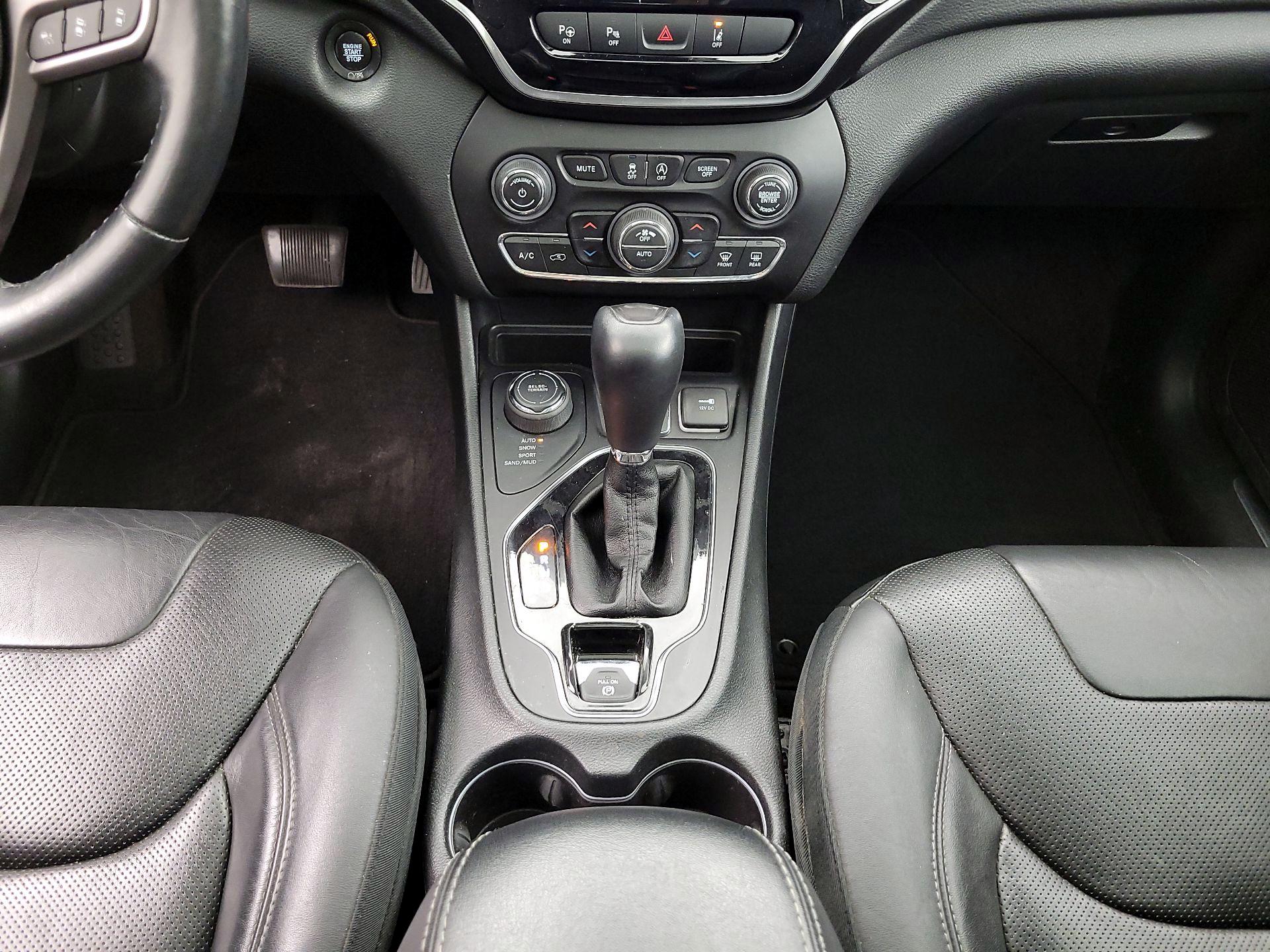Thumbnail: 2019 Jeep Cherokee - 18