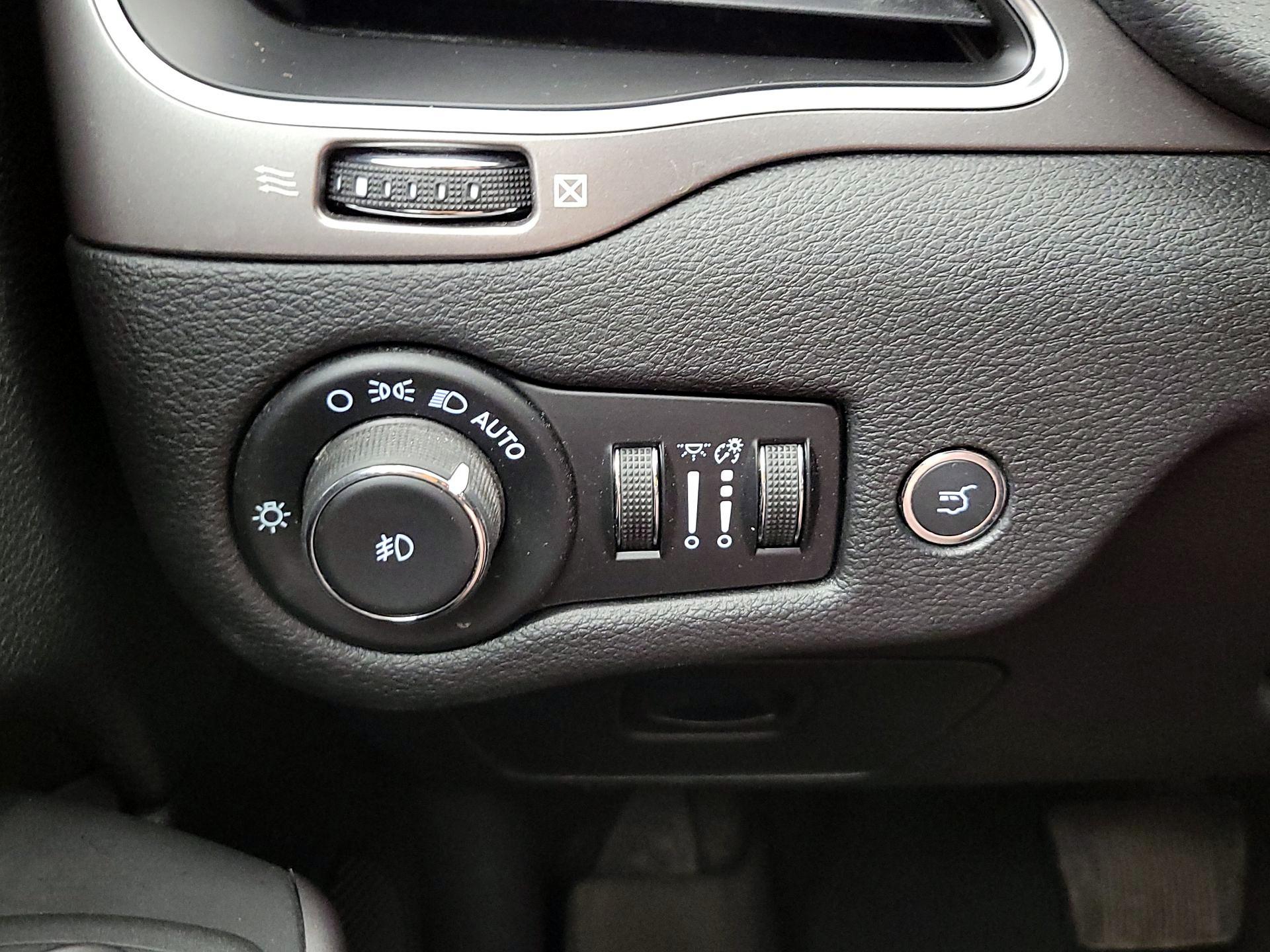 Thumbnail: 2021 Jeep Cherokee - 13