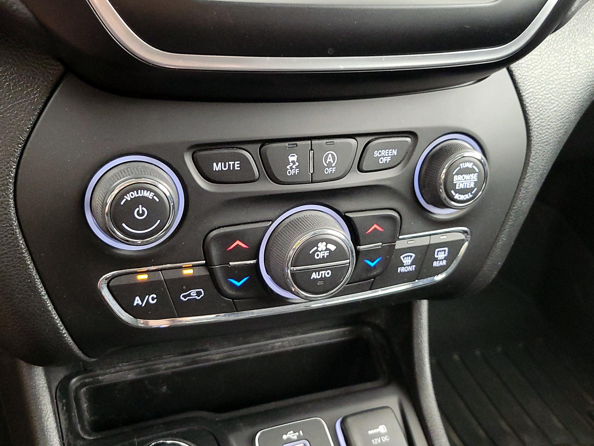 Thumbnail: 2021 Jeep Cherokee - 16