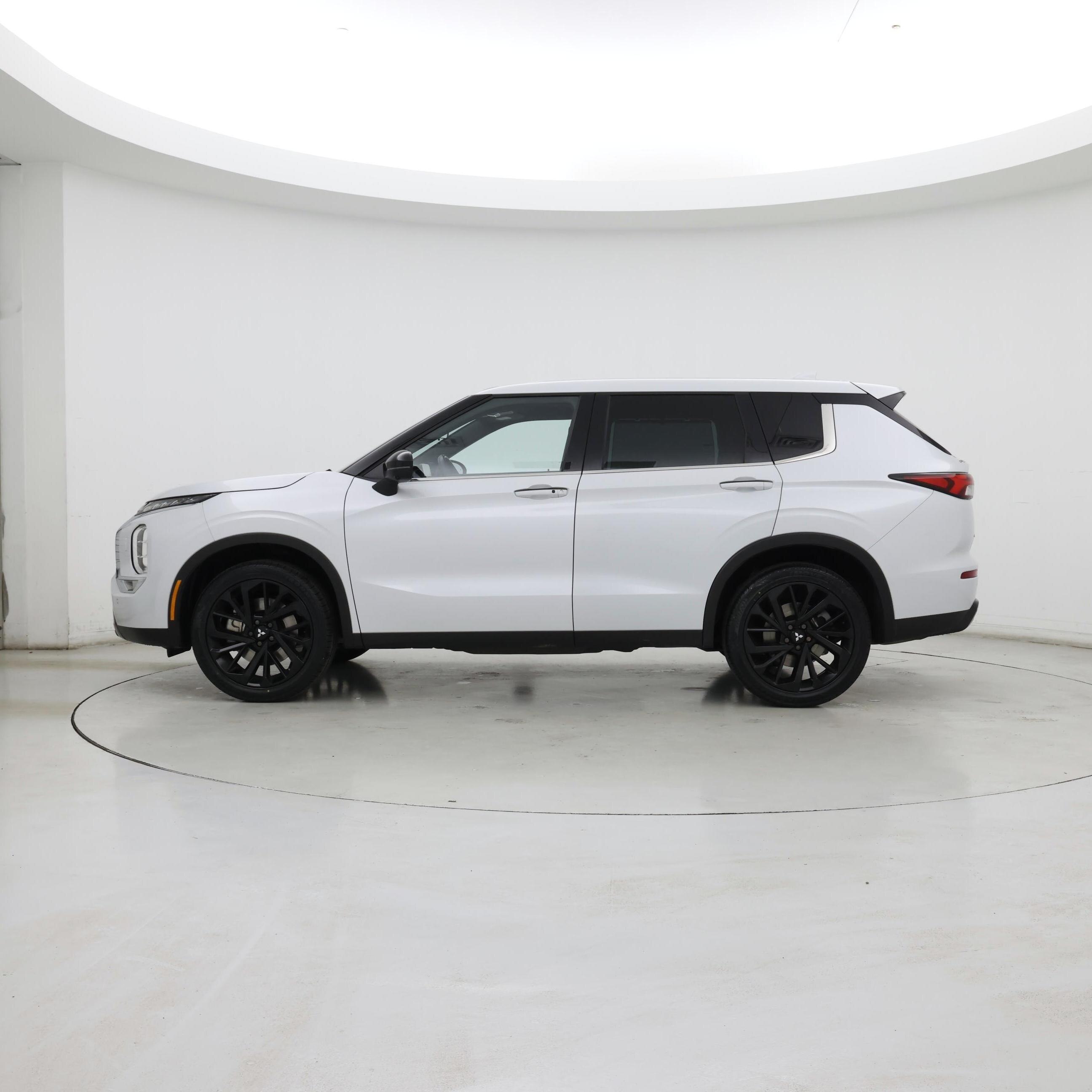Thumbnail: 2023 Mitsubishi Outlander - 3