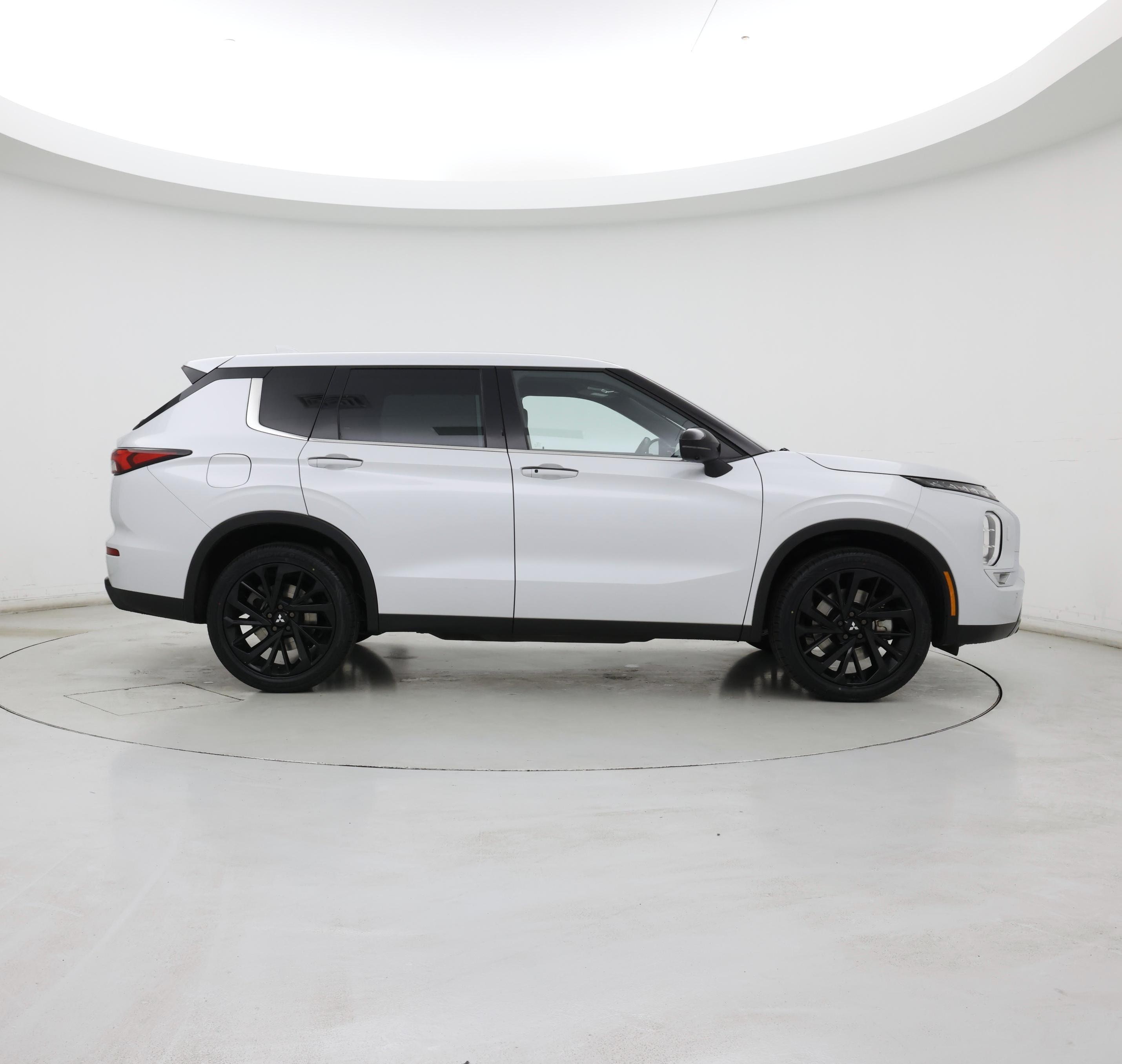 Thumbnail: 2023 Mitsubishi Outlander - 7