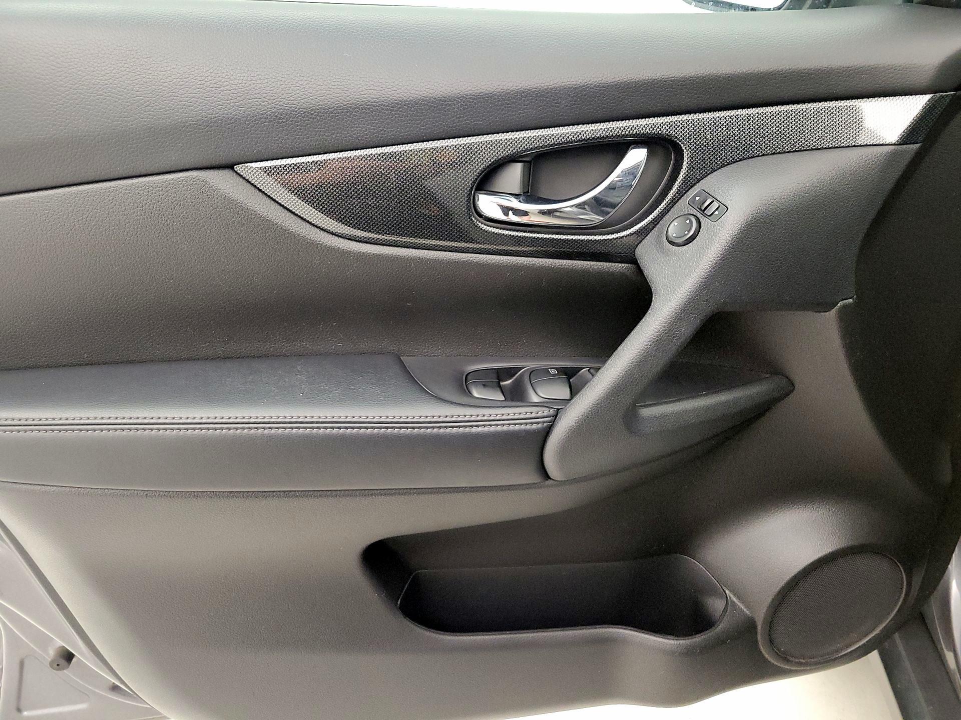 Thumbnail: 2015 Nissan Rogue - 12