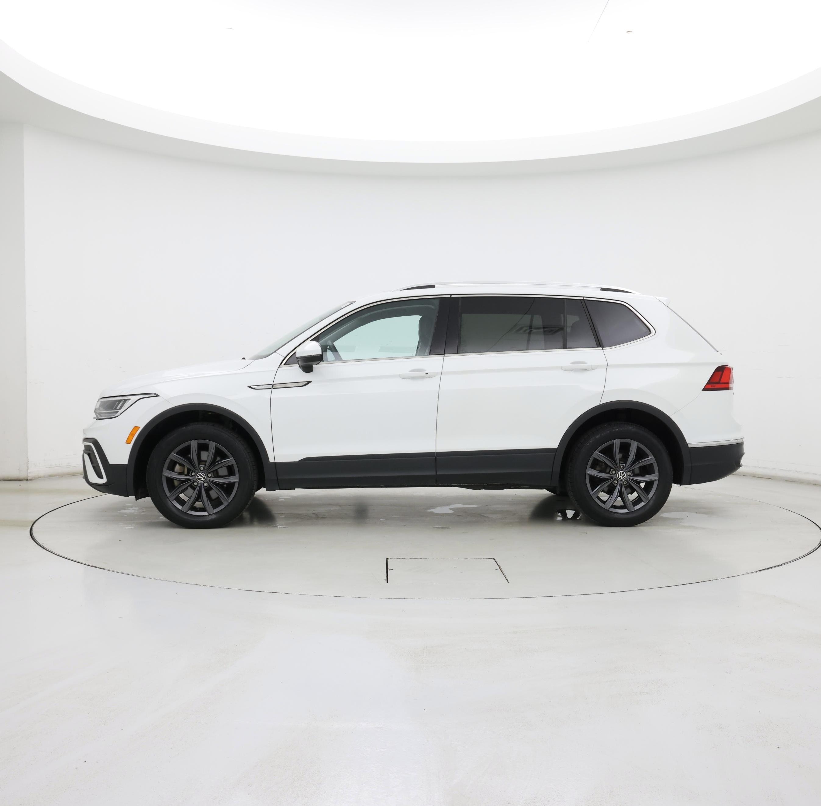 Thumbnail: 2022 Volkswagen Tiguan - 3