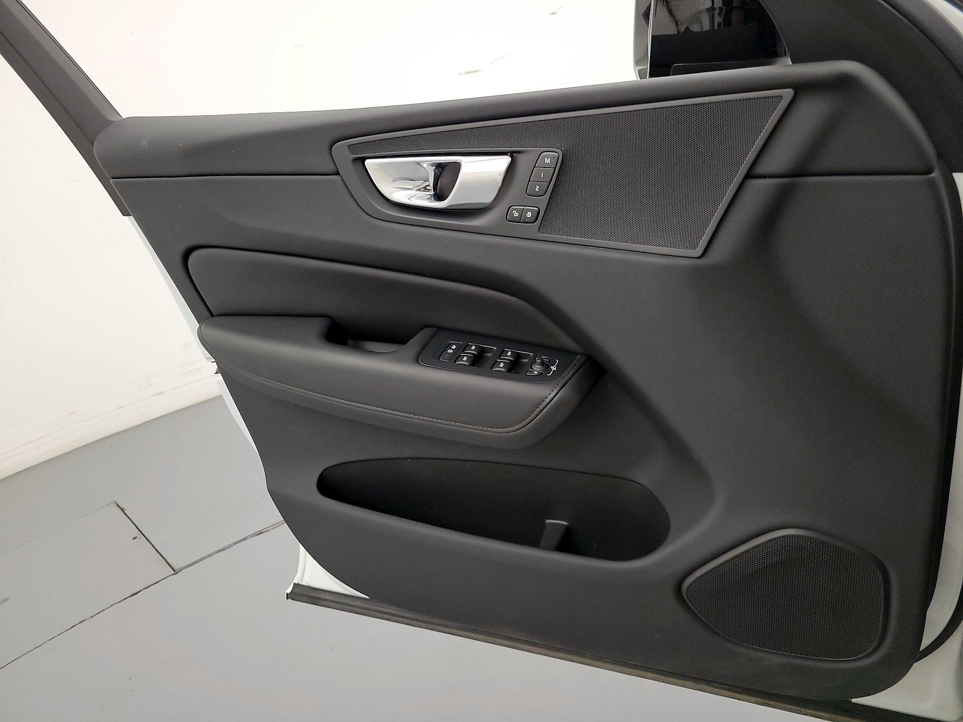 Thumbnail: 2023 Volvo XC60 - 12