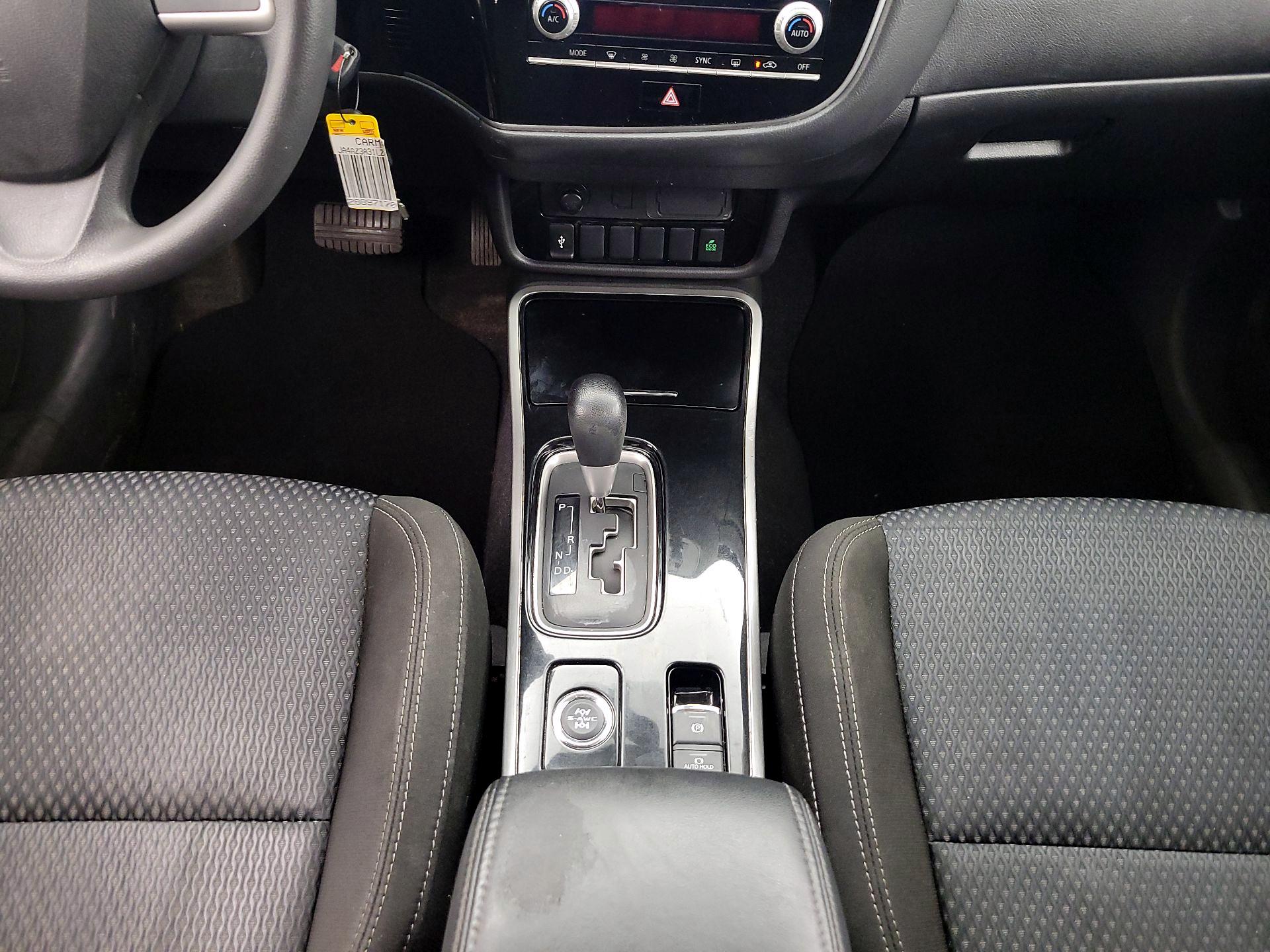 Thumbnail: 2020 Mitsubishi Outlander - 17