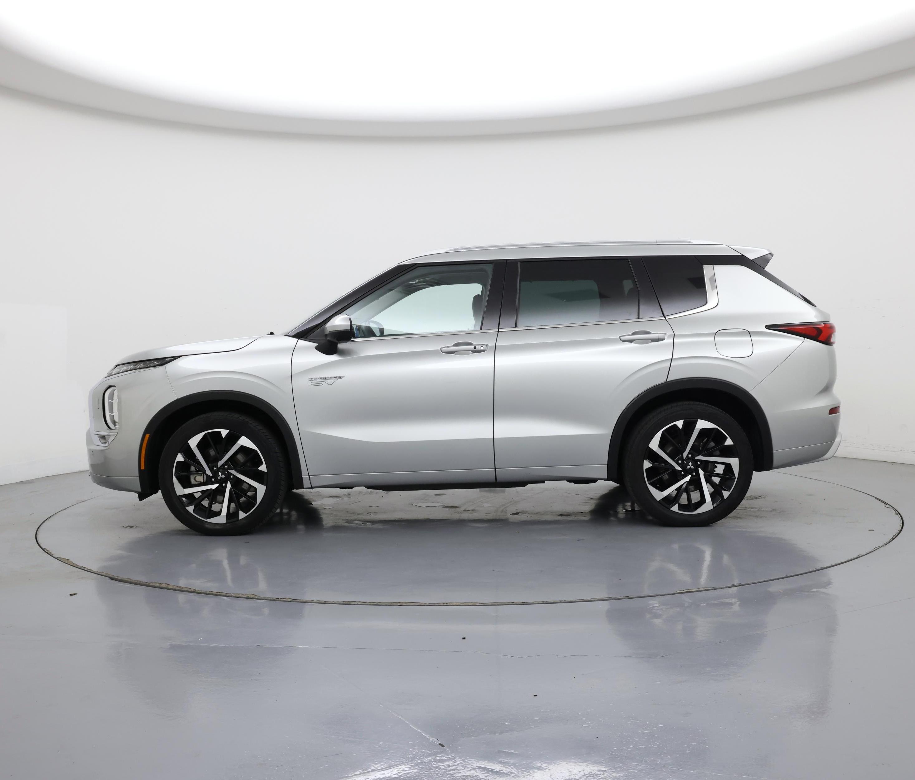 Thumbnail: 2023 Mitsubishi Outlander - 3