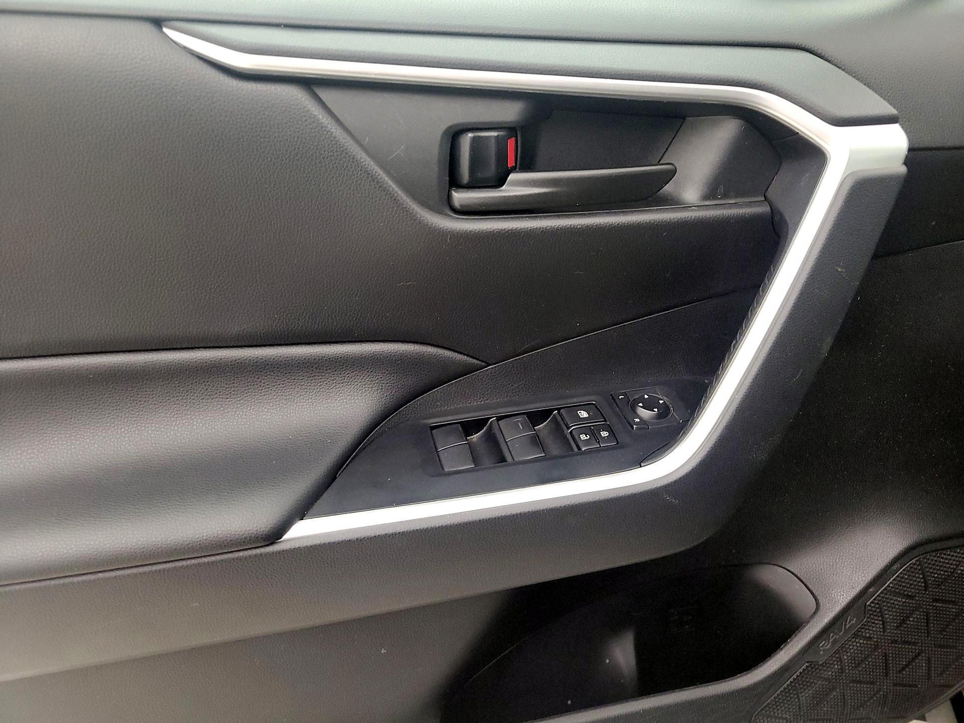 Thumbnail: 2021 Toyota RAV4 - 12