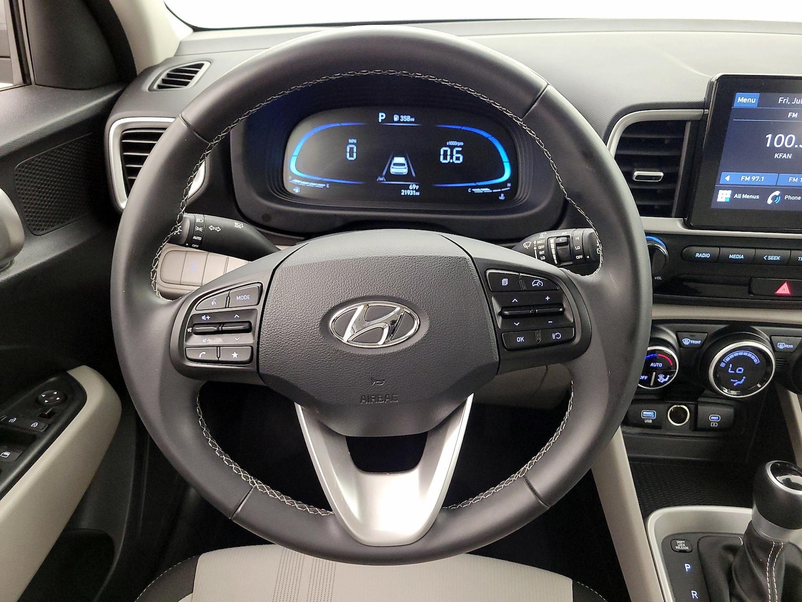 2025 Hyundai Venue SEL - Photo 11