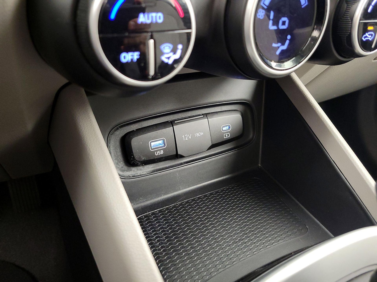 2025 Hyundai Venue SEL - Photo 19