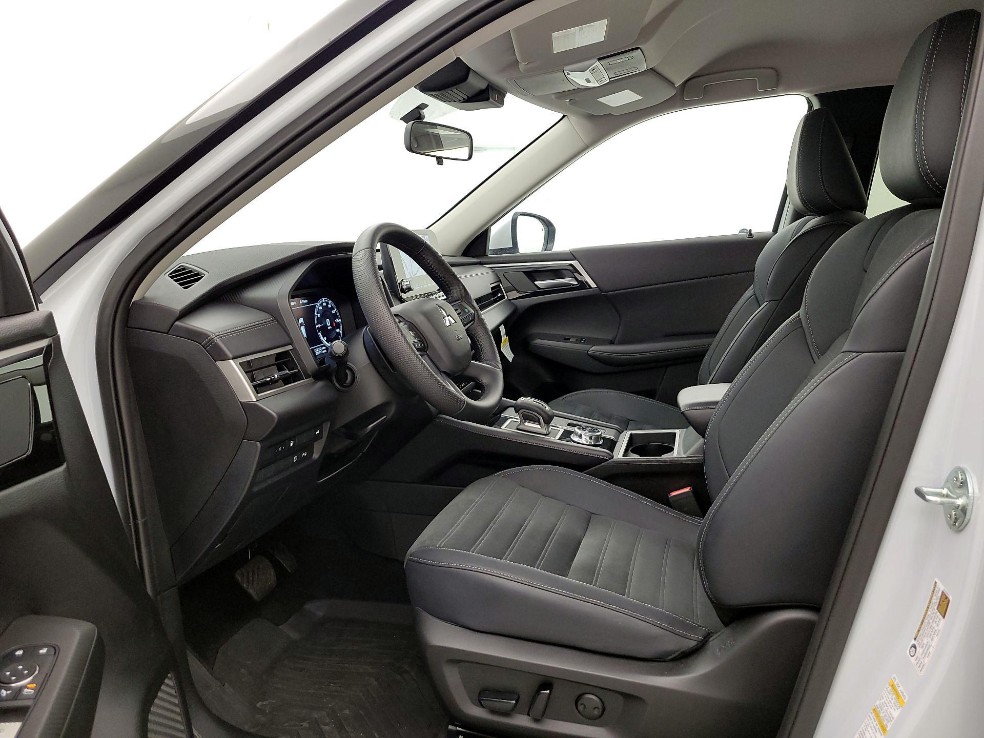 Thumbnail: 2025 Mitsubishi Outlander - 11