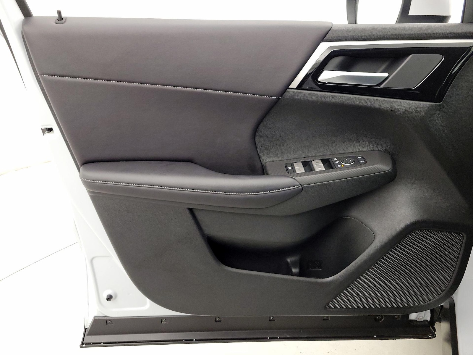 2025 Mitsubishi Outlander Plug-in Hybrid SE - Photo 13