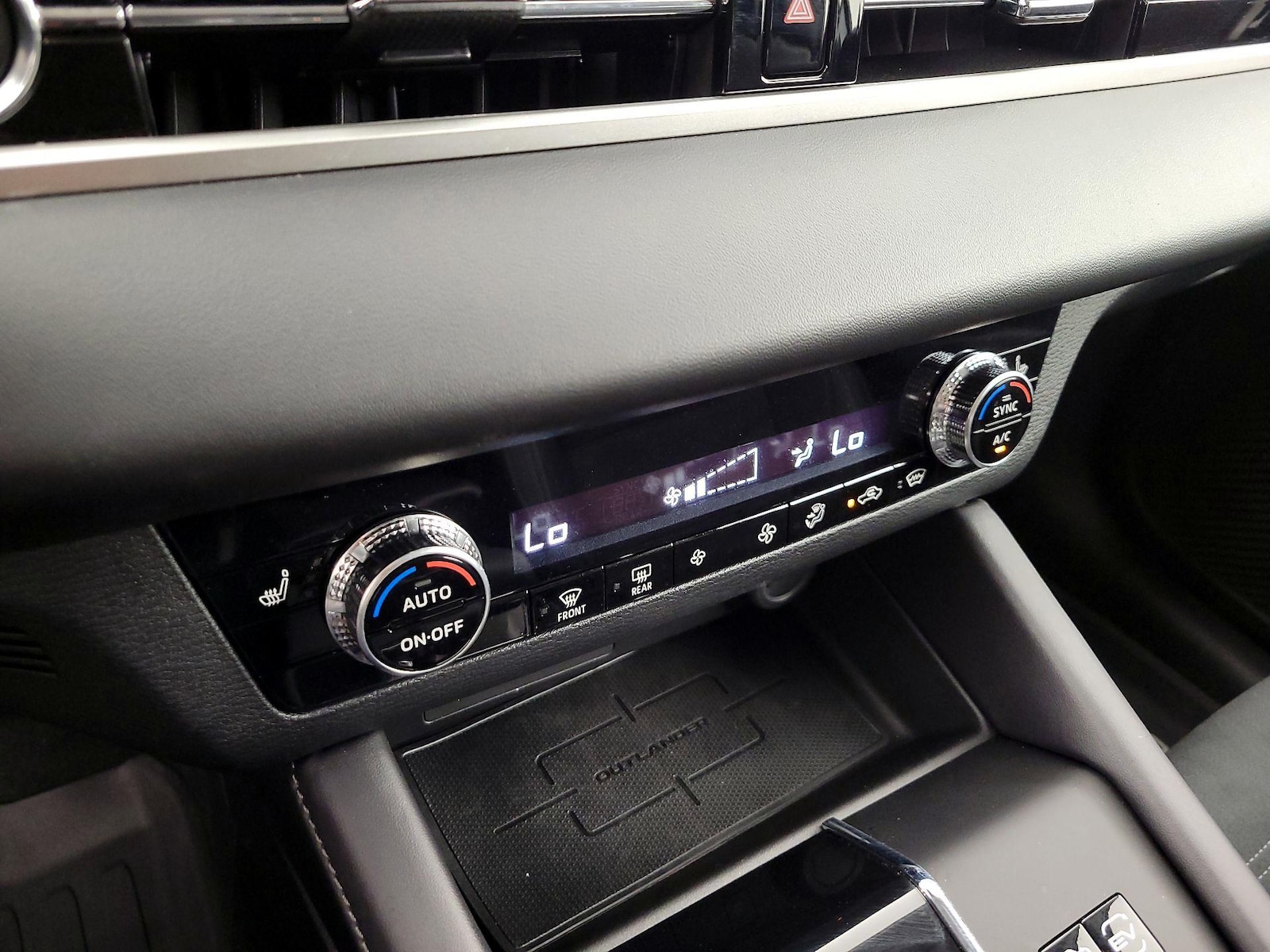 2025 Mitsubishi Outlander Plug-in Hybrid SE - Photo 18