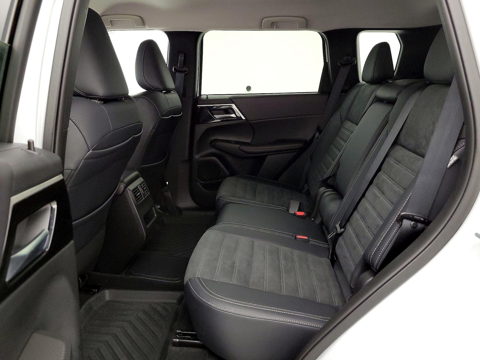 2025 Mitsubishi Outlander Plug-in Hybrid SE - Photo 21