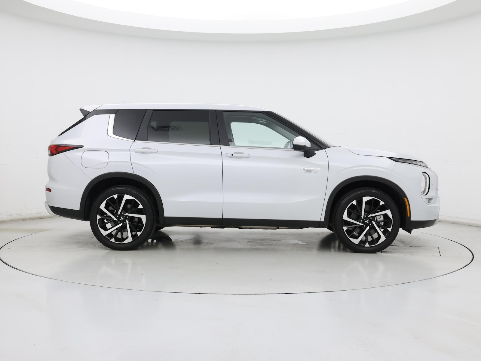 2025 Mitsubishi Outlander Plug-in Hybrid SE - Photo 8