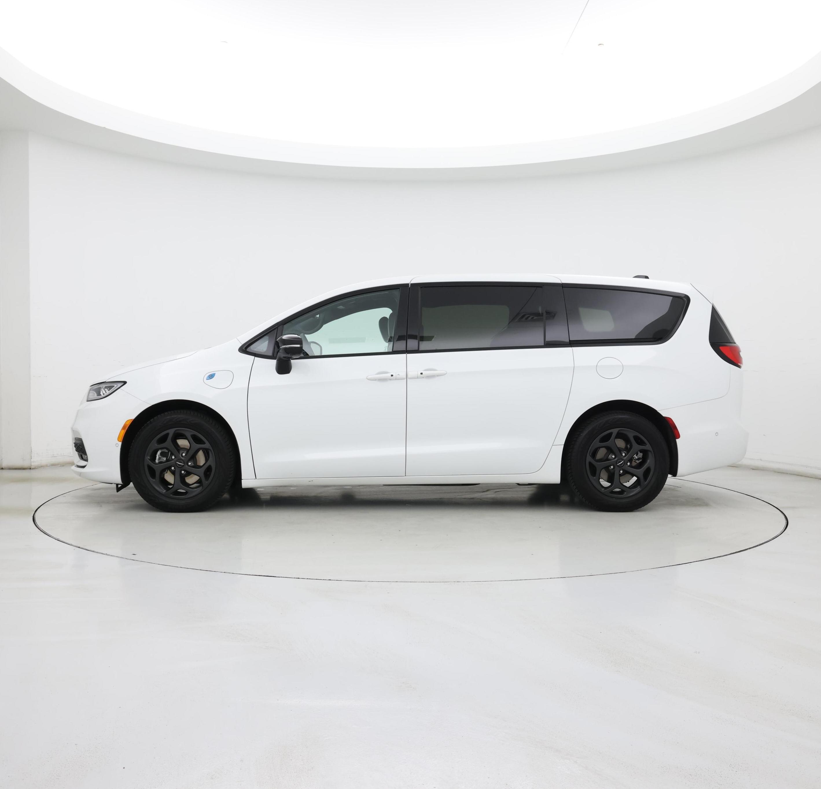 Thumbnail: 2023 Chrysler Pacifica - 3