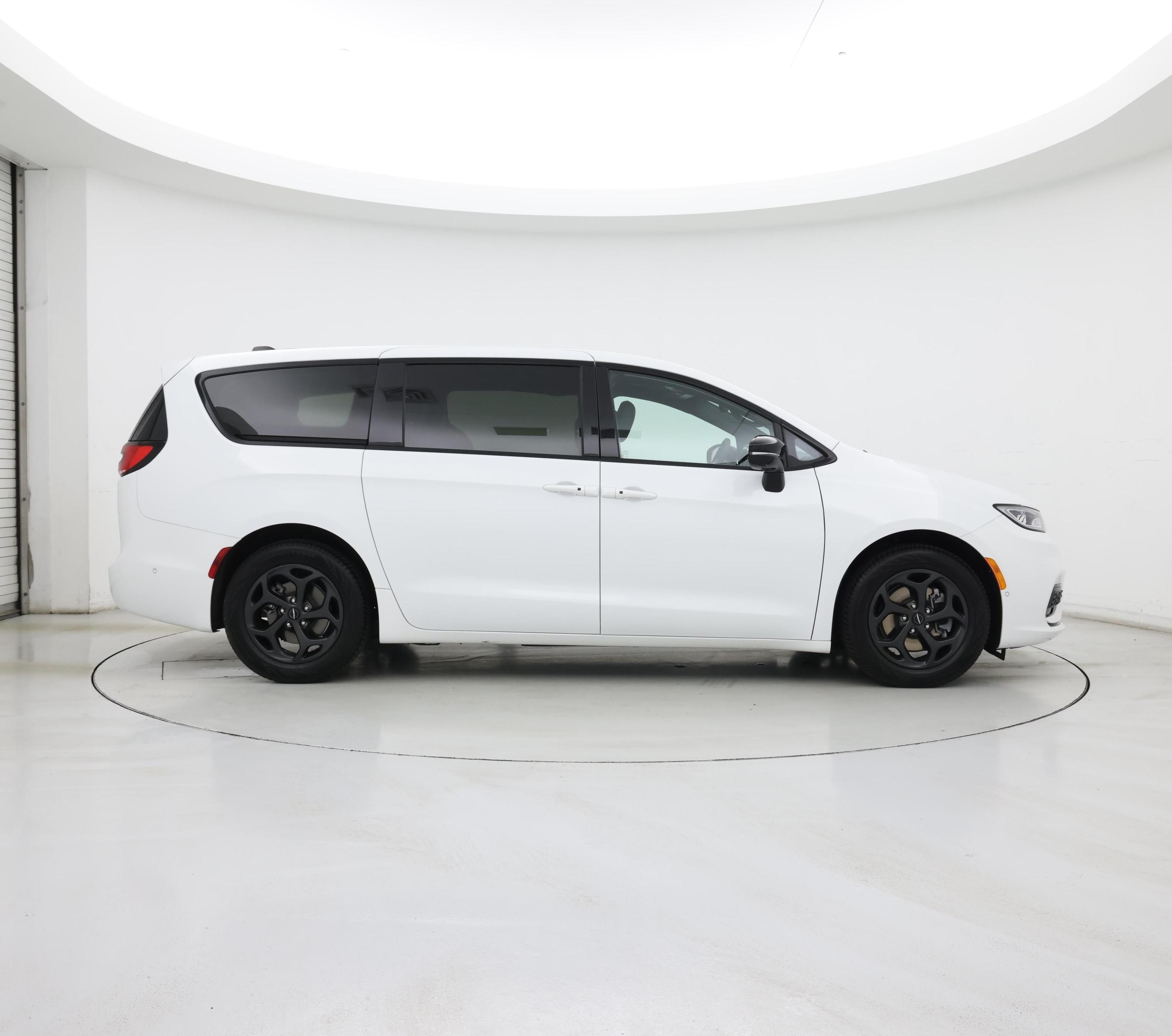 Thumbnail: 2023 Chrysler Pacifica - 7