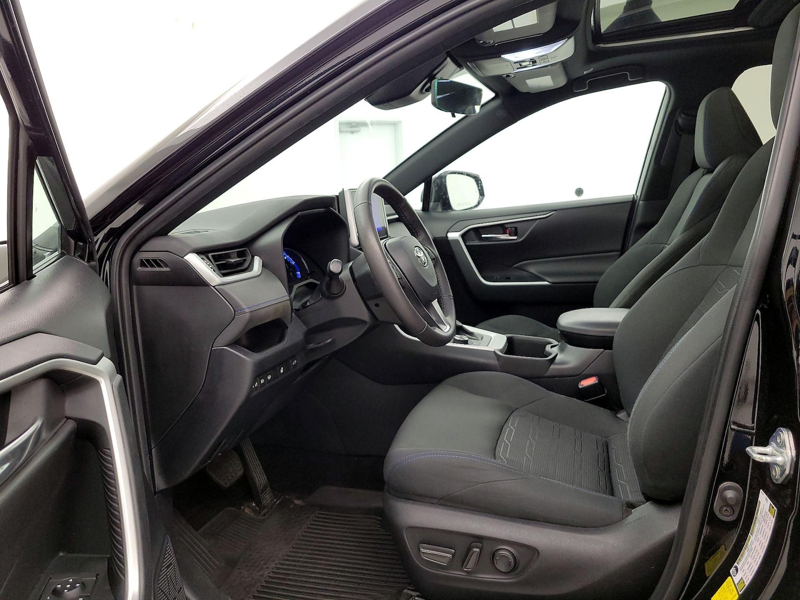 2024 Toyota RAV4 SE - Photo 12