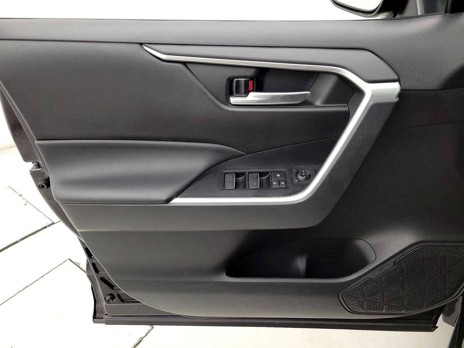 2024 Toyota RAV4 SE - Photo 13