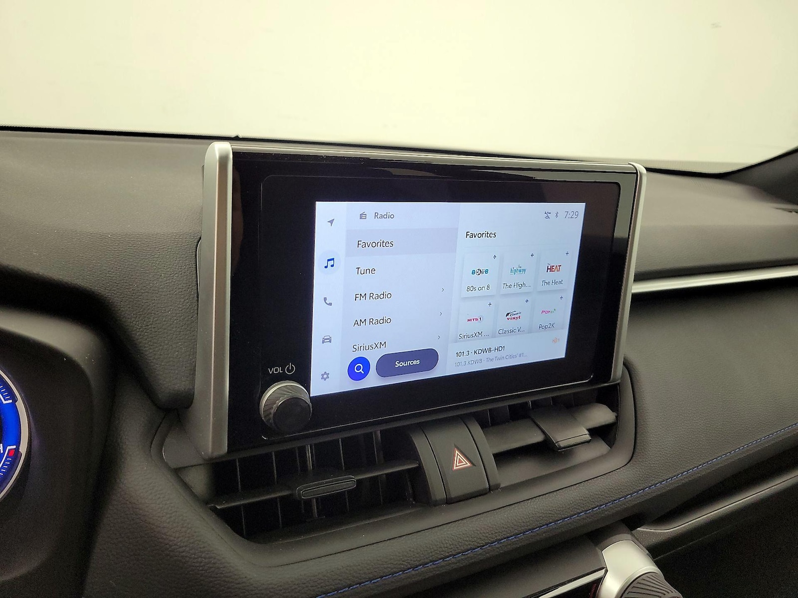 2024 Toyota RAV4 SE - Photo 17
