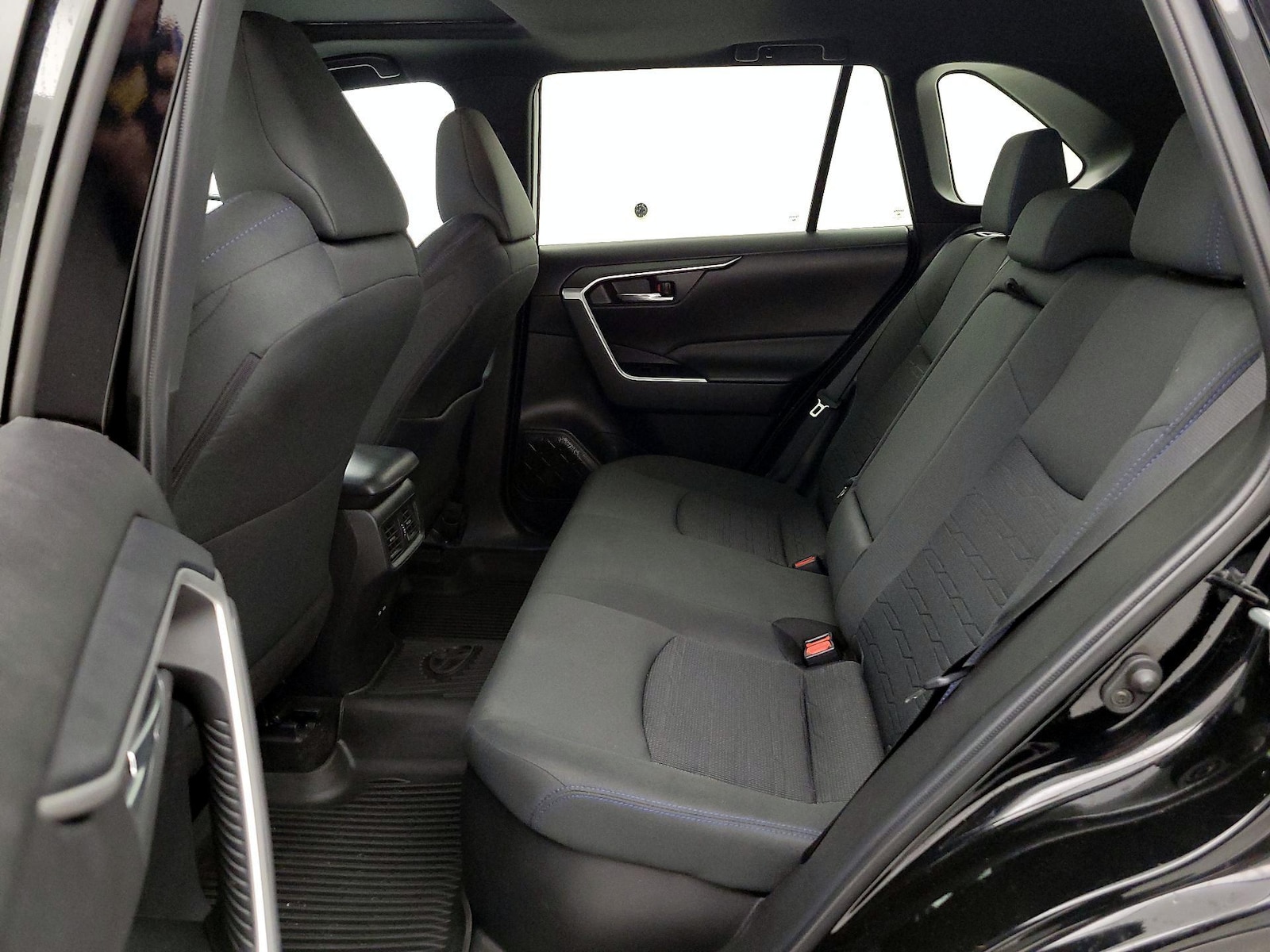 2024 Toyota RAV4 SE - Photo 22