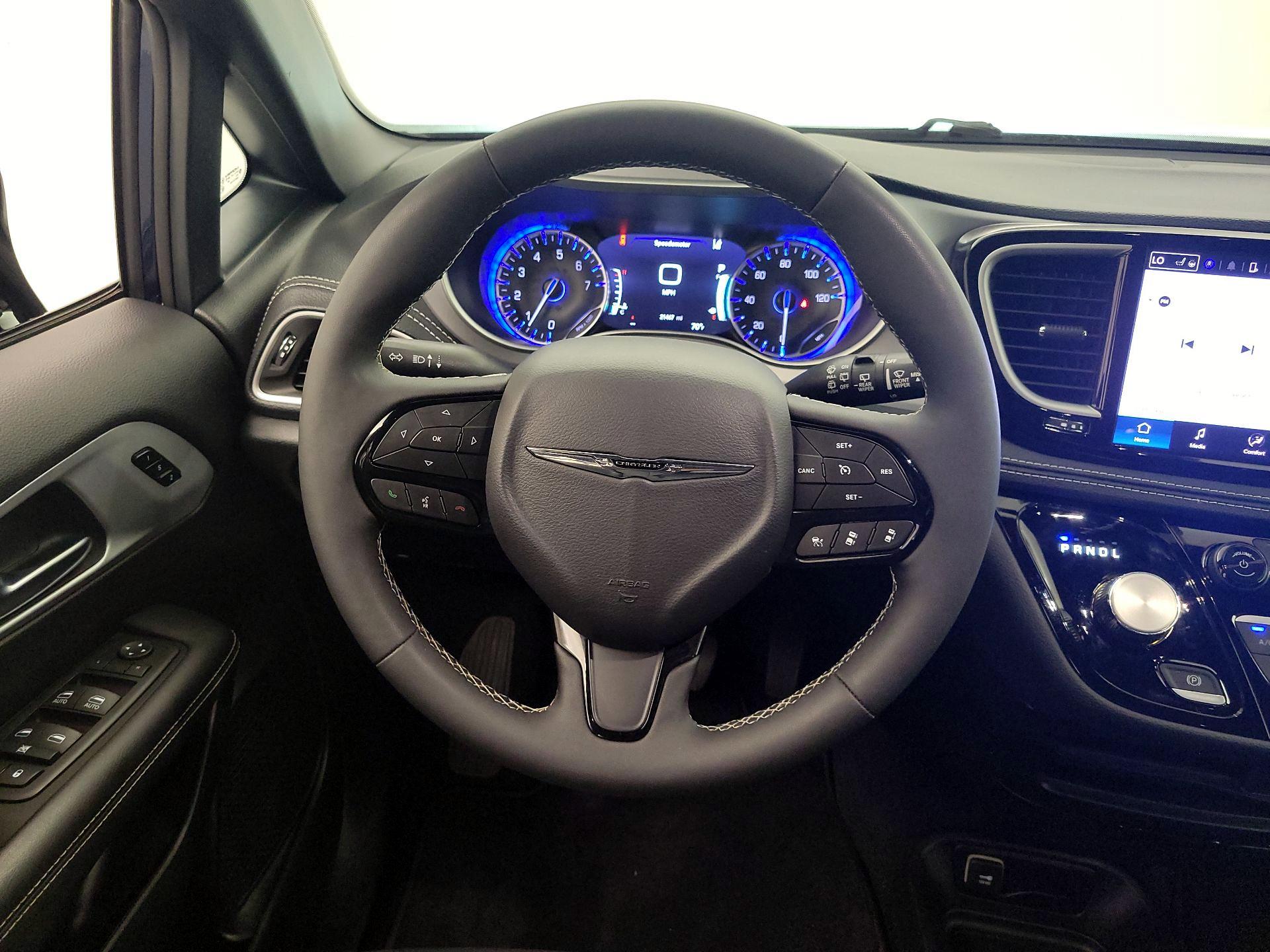 Thumbnail: 2024 Chrysler Pacifica - 10