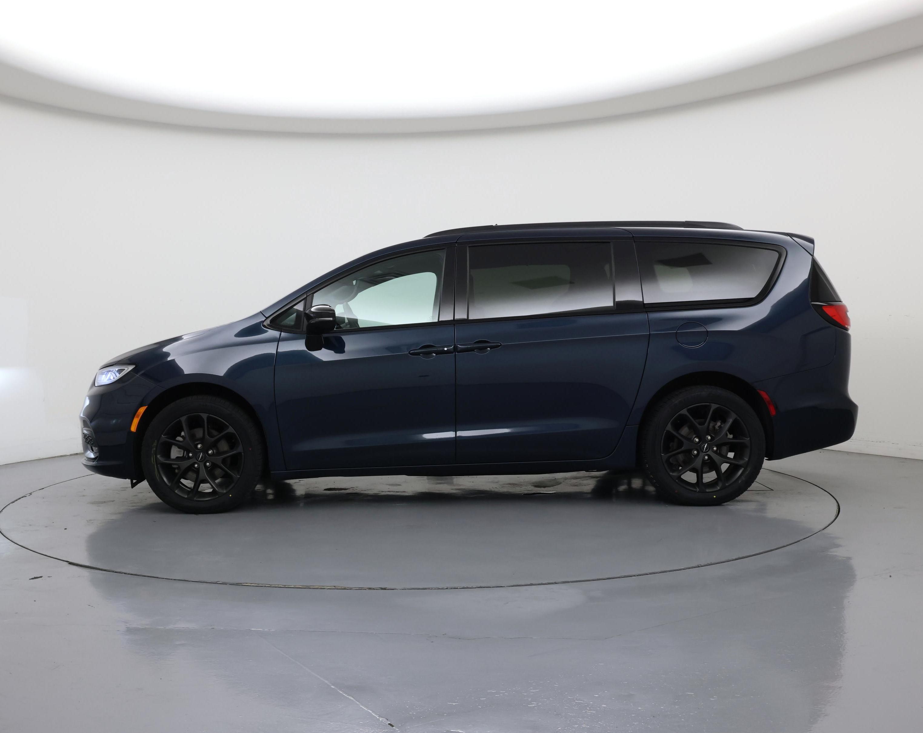 Thumbnail: 2024 Chrysler Pacifica - 3
