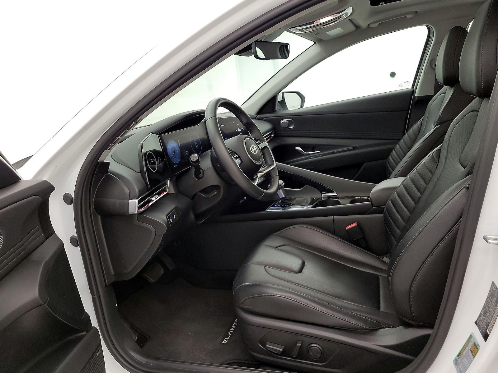 2025 Hyundai Elantra Limited - Photo 12