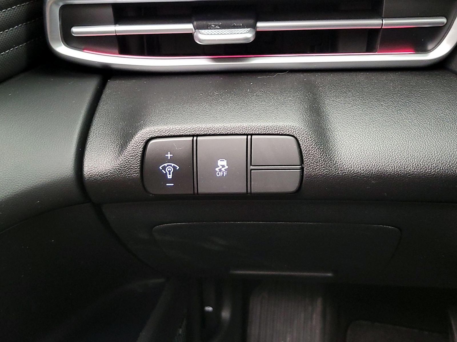 2025 Hyundai Elantra Limited - Photo 14