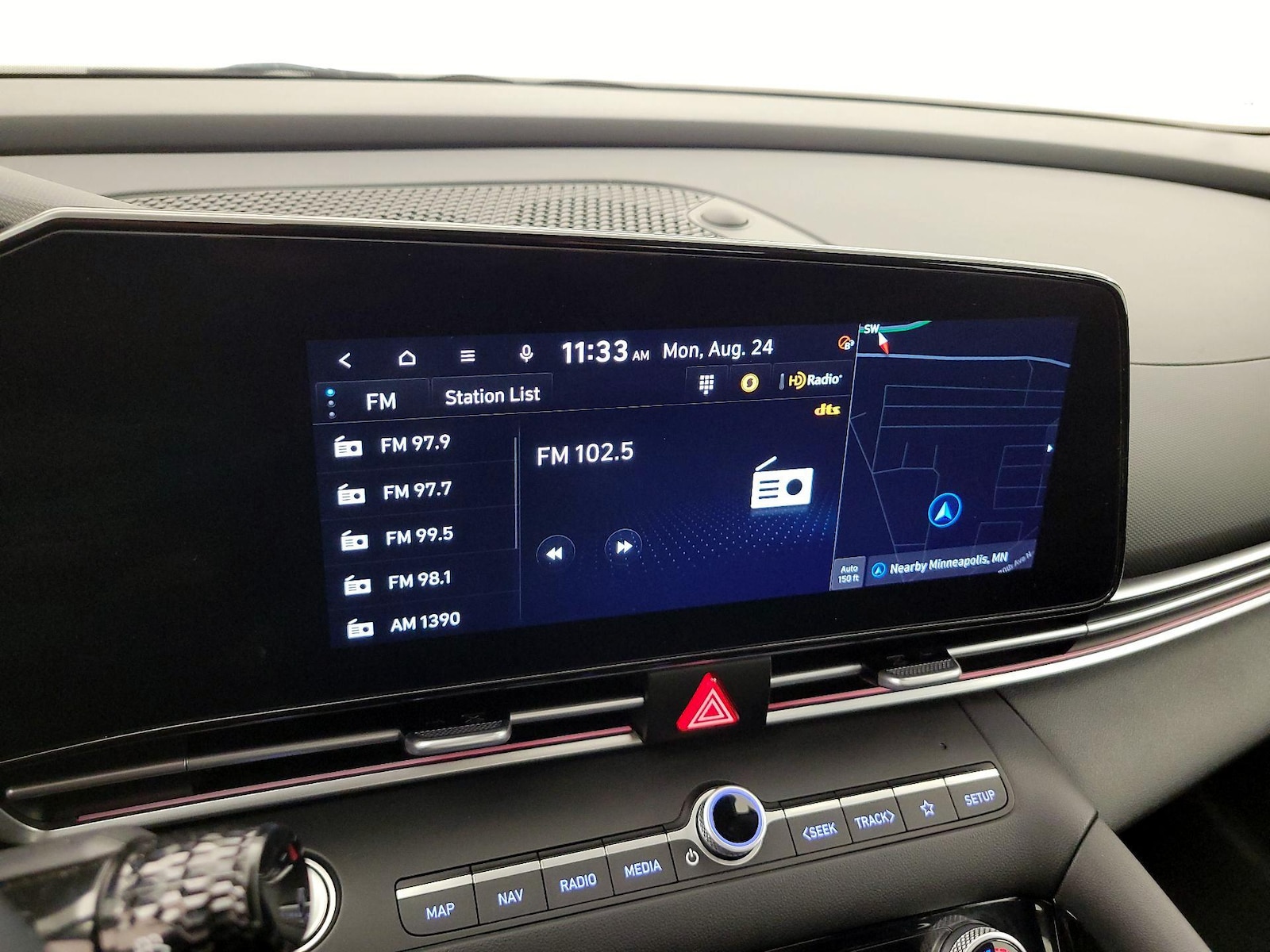 2025 Hyundai Elantra Limited - Photo 17
