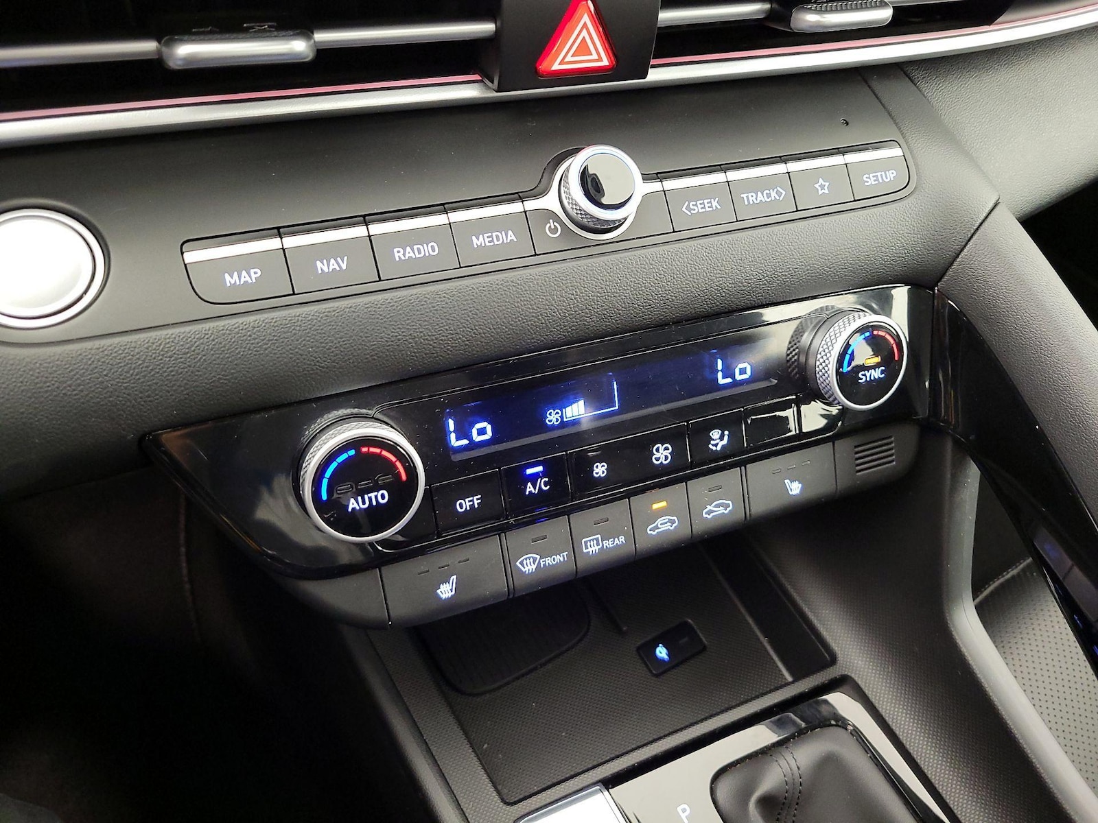 2025 Hyundai Elantra Limited - Photo 18