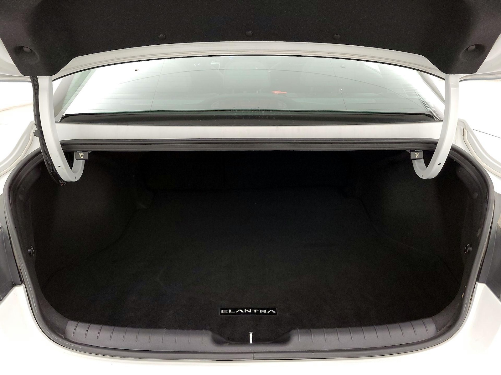 2025 Hyundai Elantra Limited - Photo 23