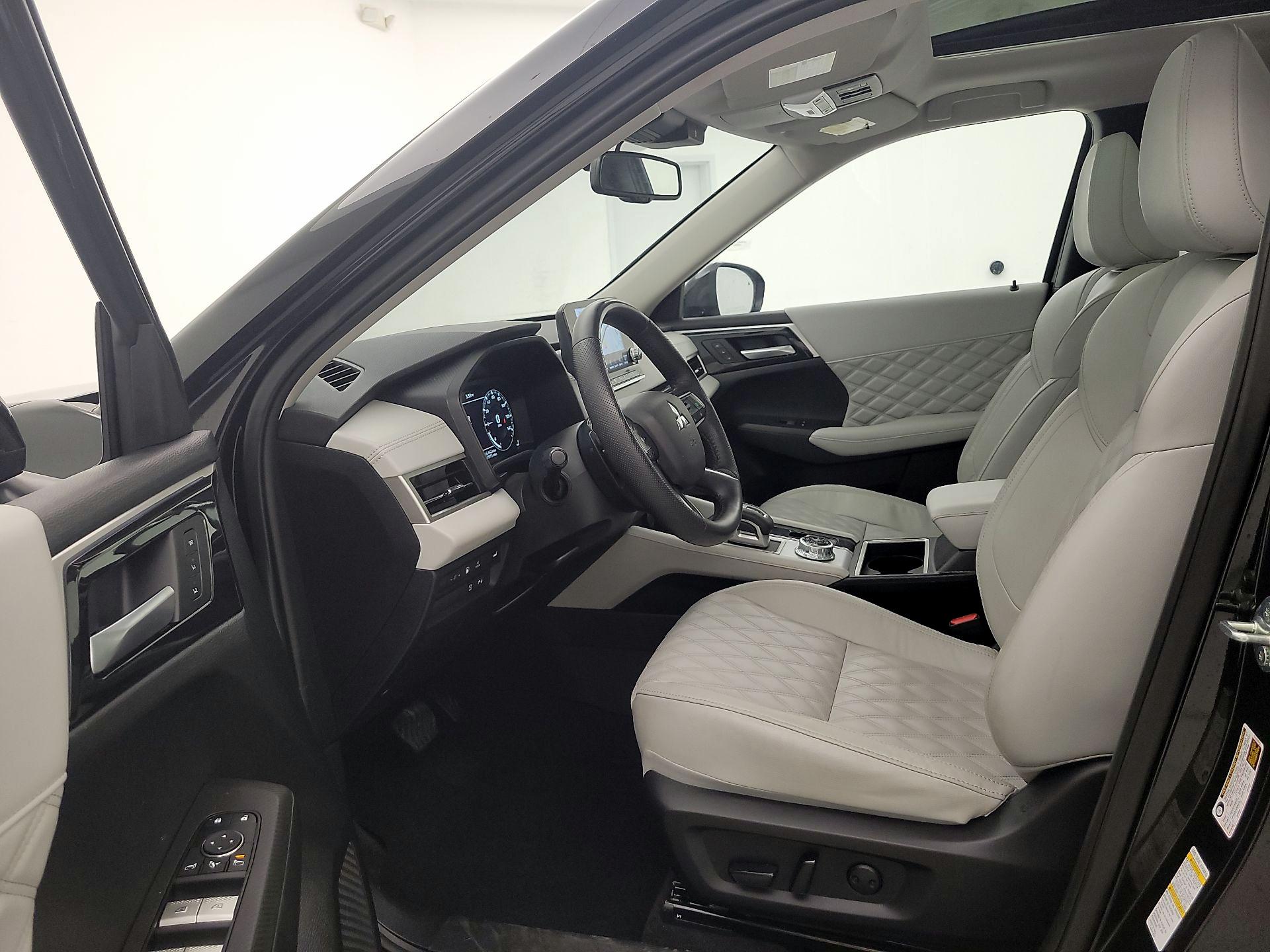 Thumbnail: 2025 Mitsubishi Outlander - 11