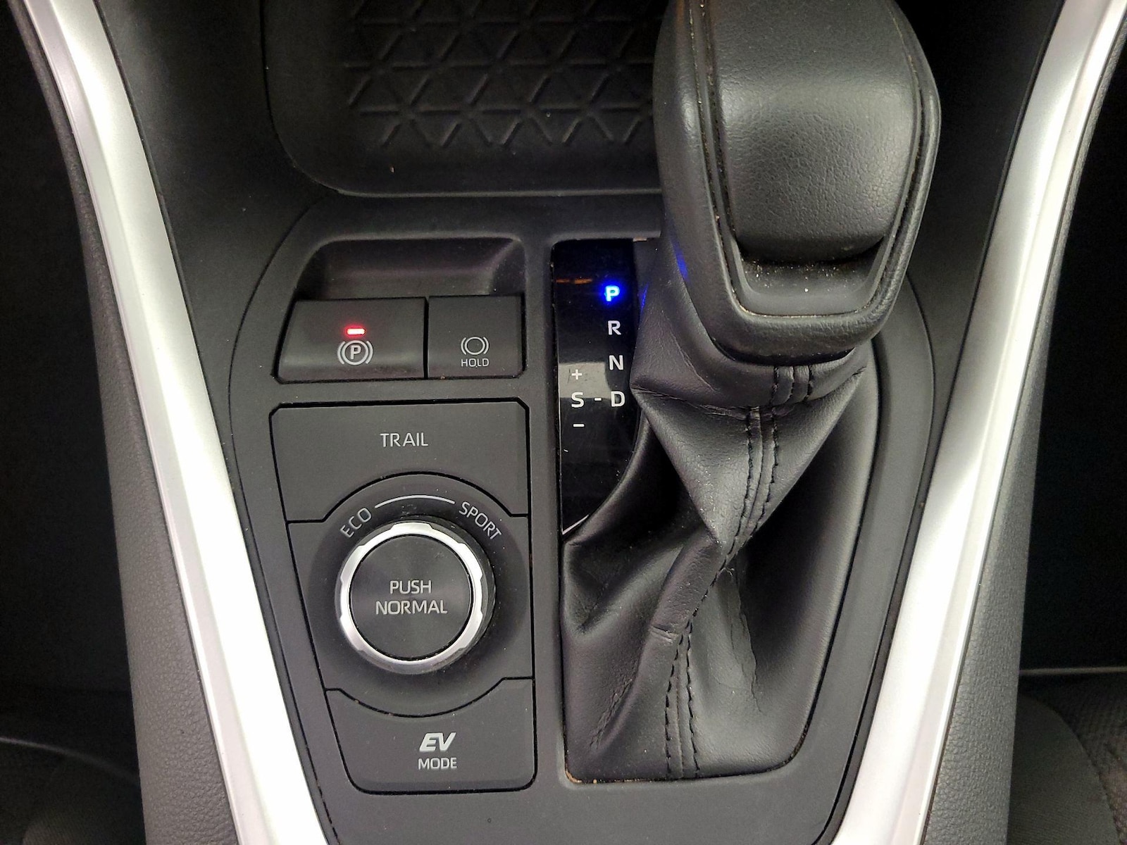 2021 Toyota RAV4 XLE - Photo 18