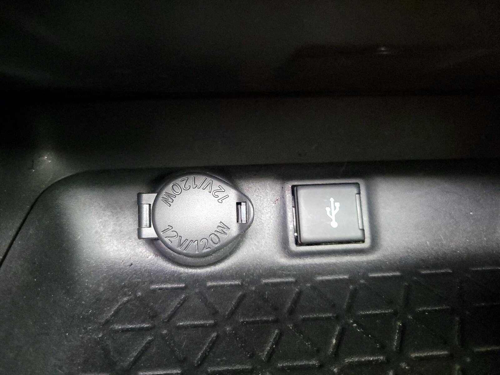 2021 Toyota RAV4 XLE - Photo 19