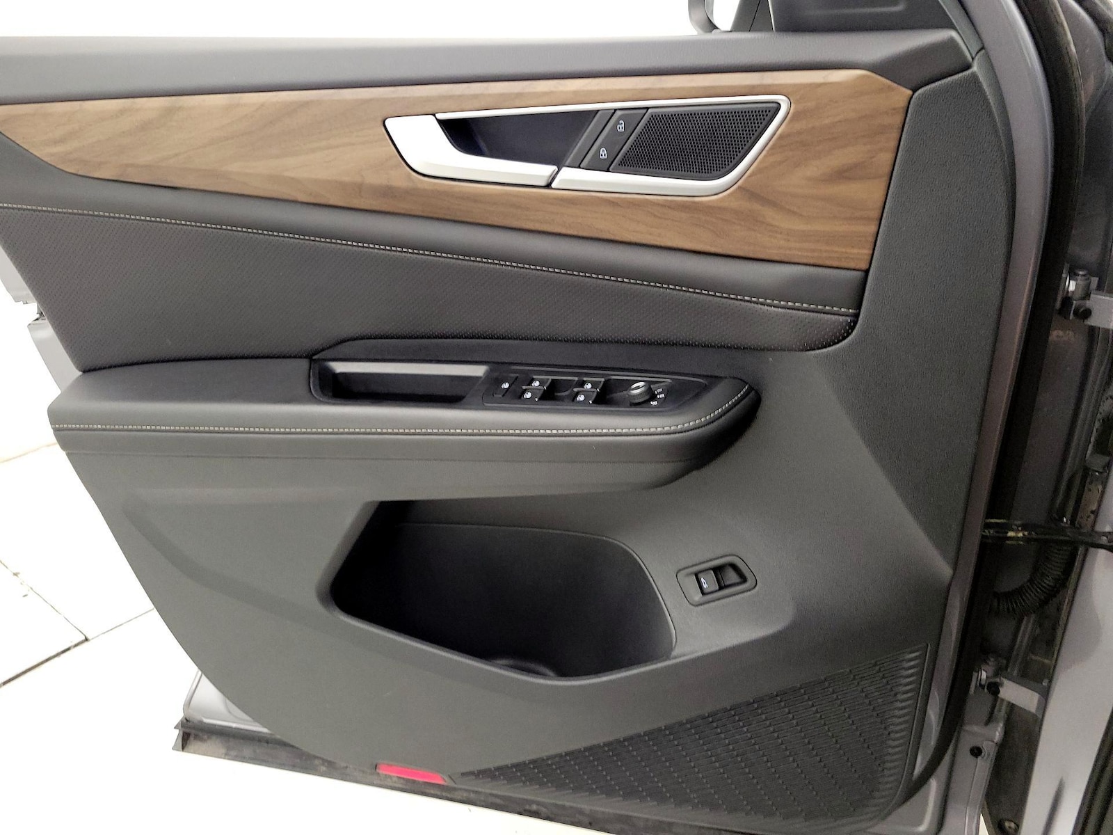 2025 Volkswagen Atlas SE w/Tech - Photo 13