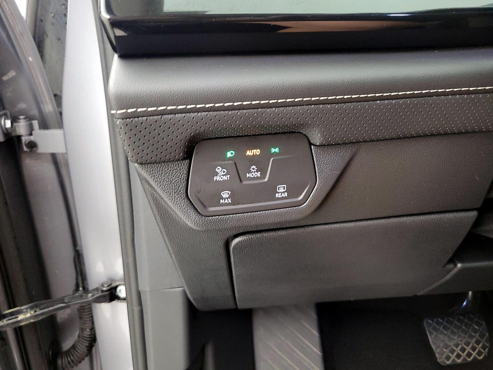 2025 Volkswagen Atlas SE w/Tech - Photo 14