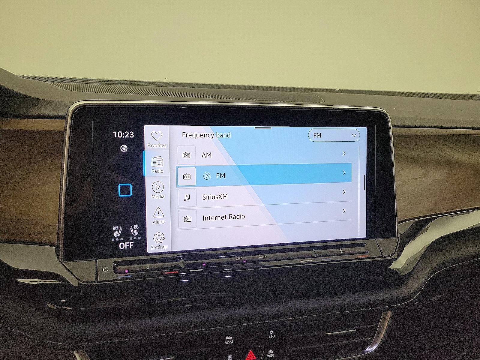 2025 Volkswagen Atlas SE w/Tech - Photo 17