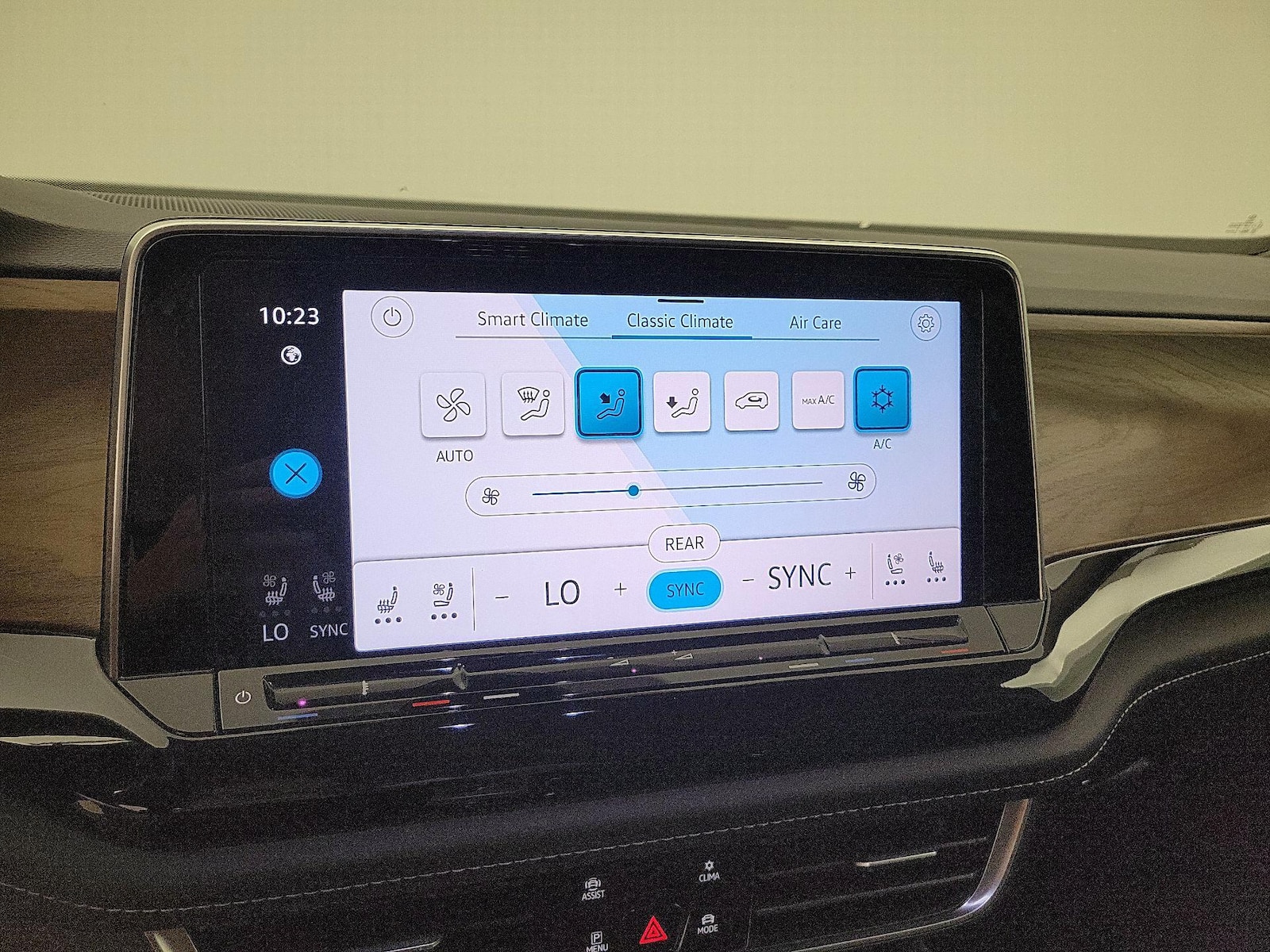 2025 Volkswagen Atlas SE w/Tech - Photo 18