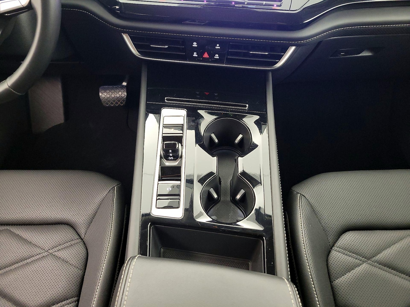 2025 Volkswagen Atlas SE w/Tech - Photo 19