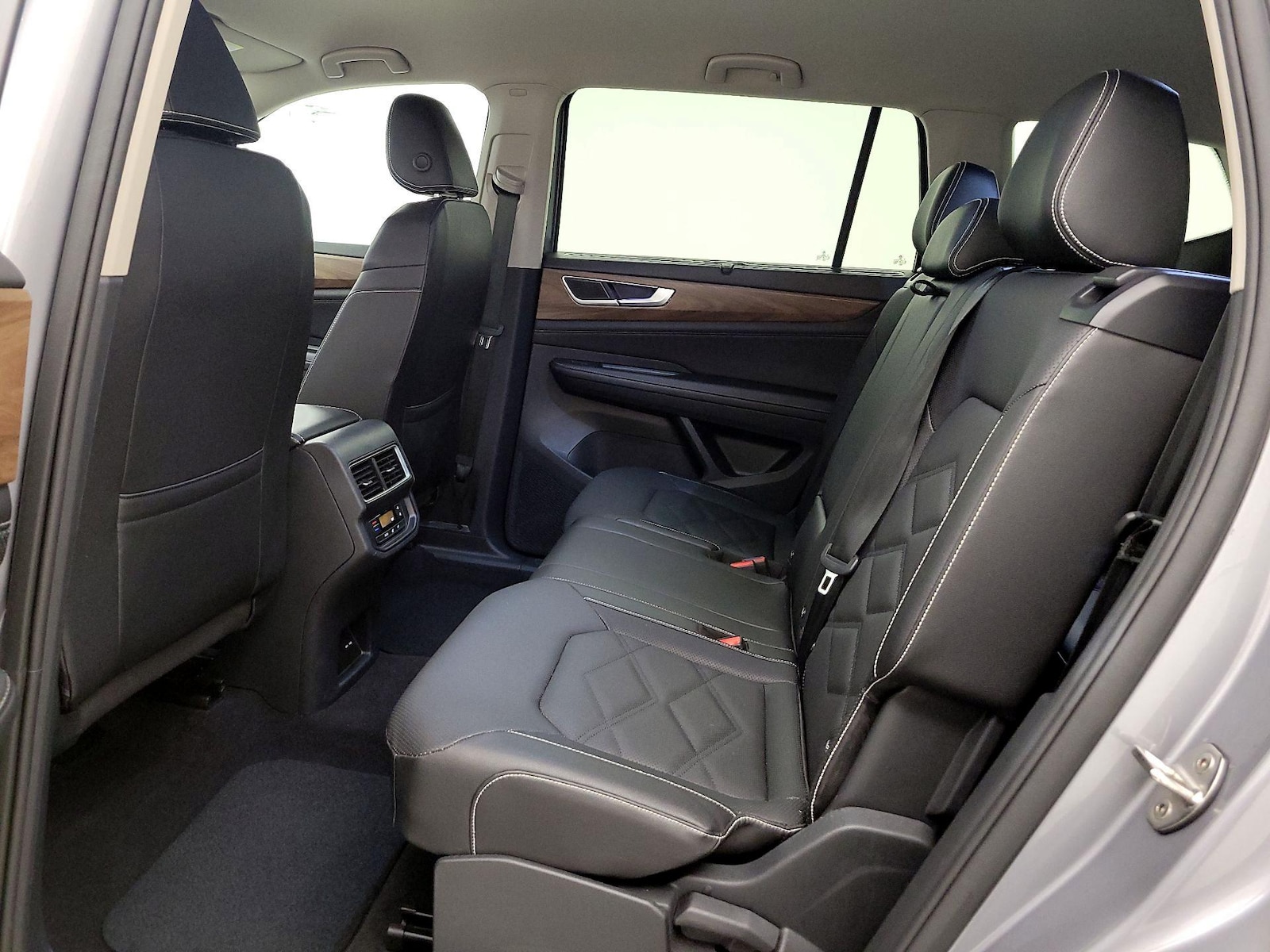 2025 Volkswagen Atlas SE w/Tech - Photo 21