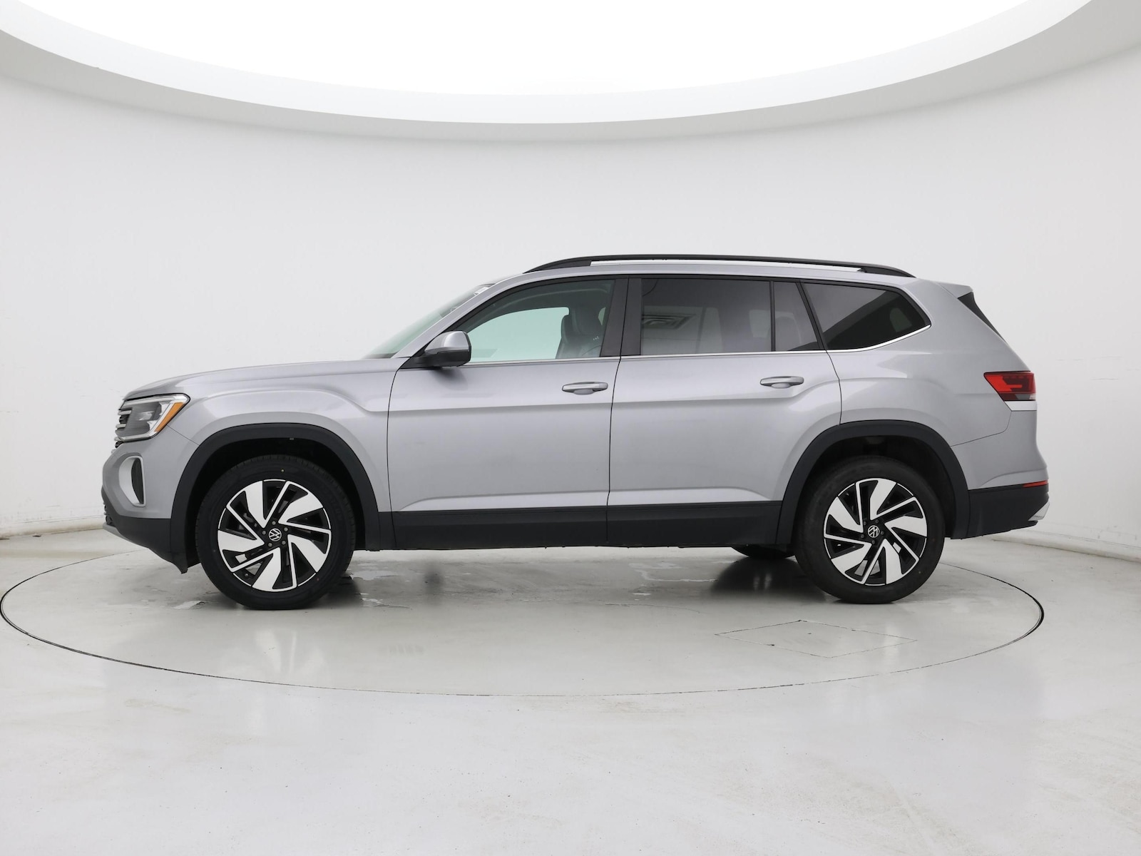 2025 Volkswagen Atlas SE w/Tech - Photo 4
