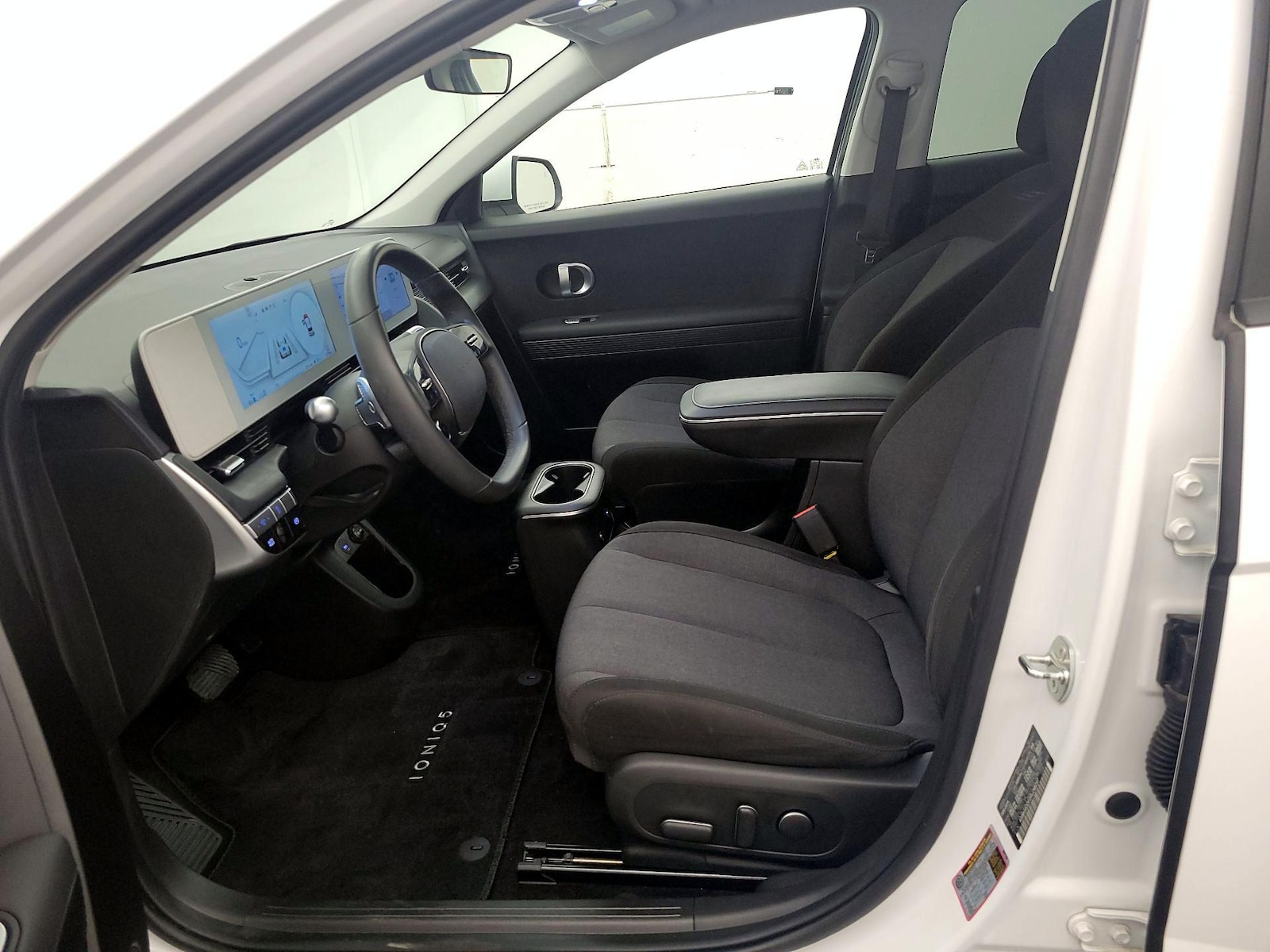 2024 Hyundai IONIQ 5 SE - Photo 12