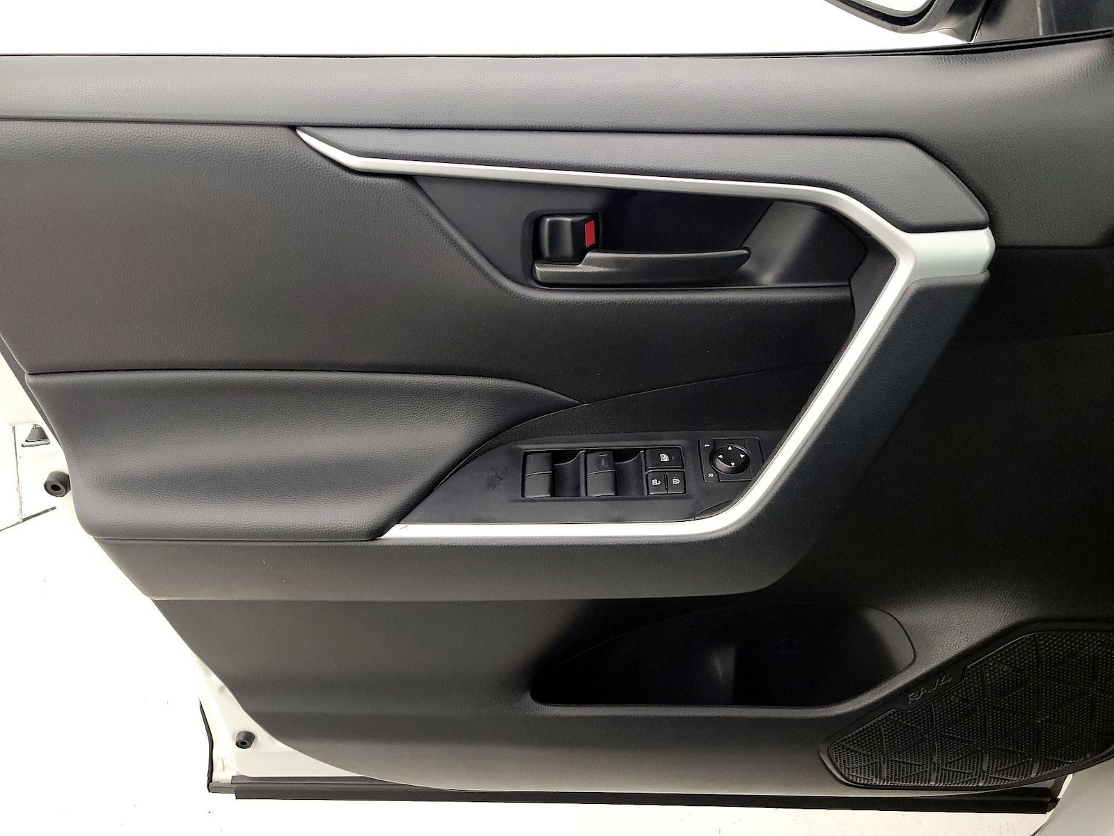 2025 Toyota RAV4 LE - Photo 13