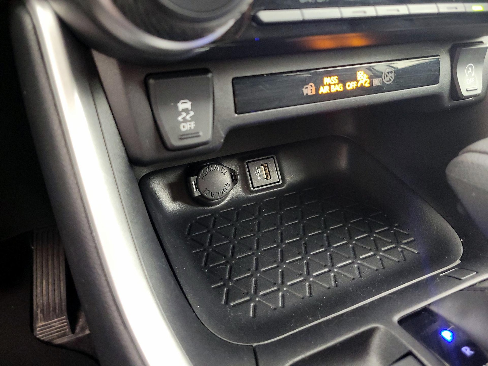 2025 Toyota RAV4 LE - Photo 20