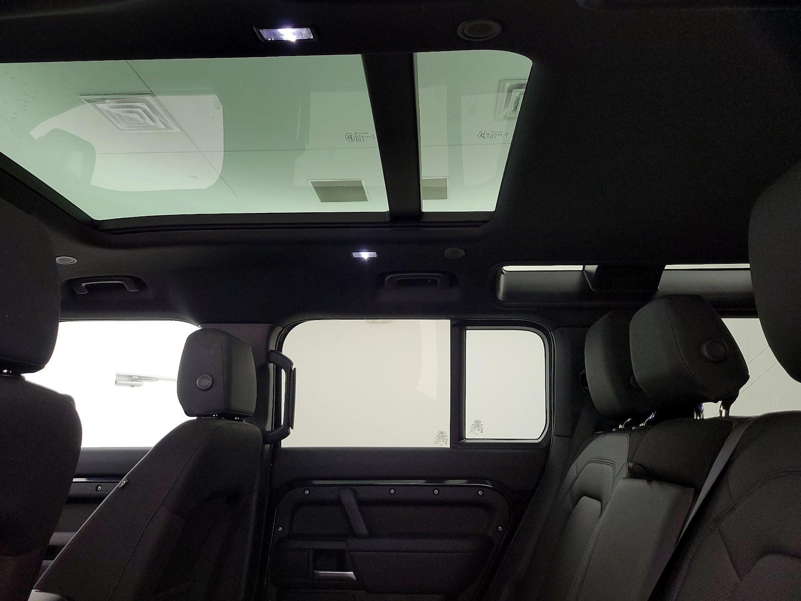 2025 Land Rover Defender S - Photo 24