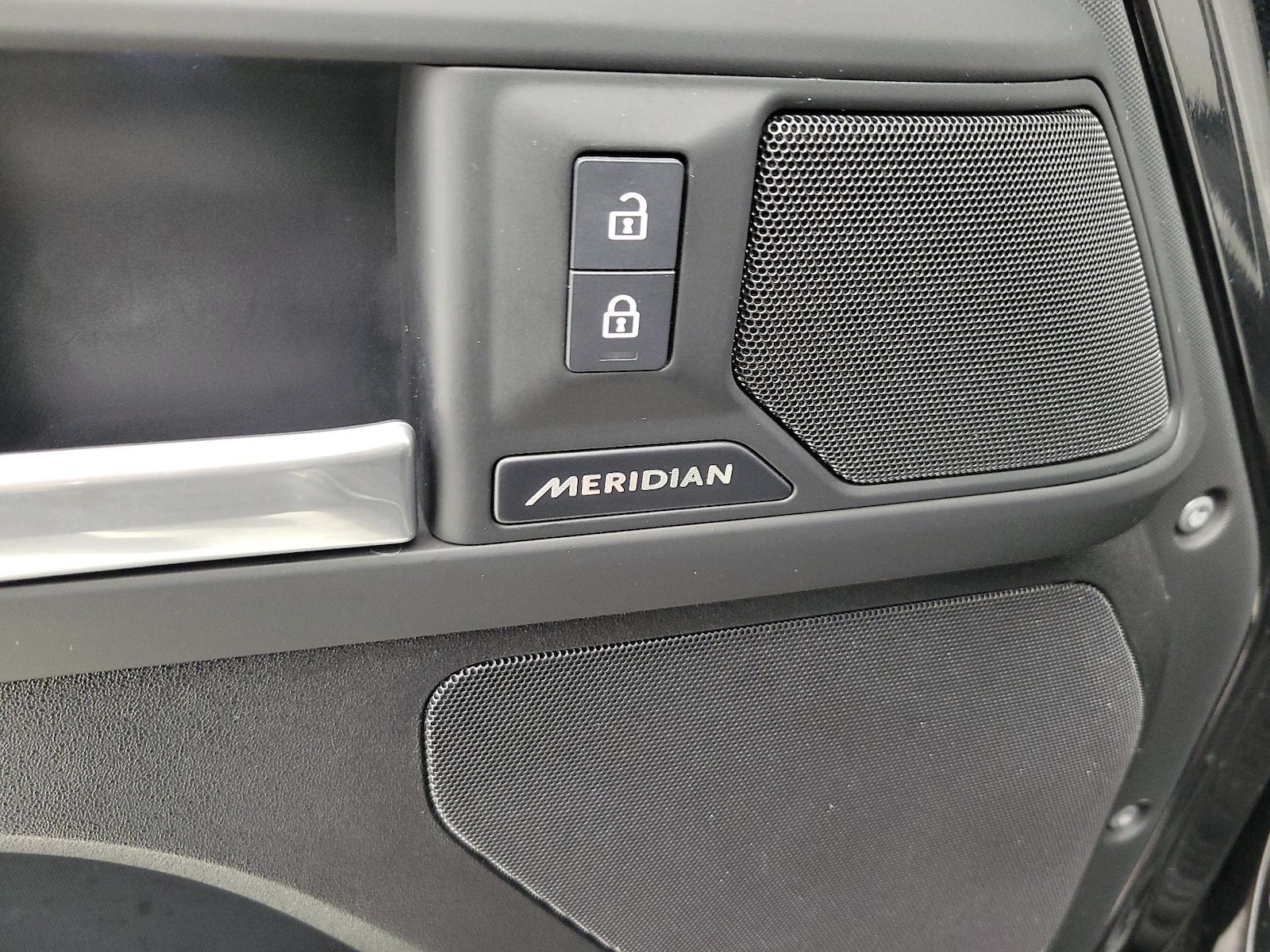 2025 Land Rover Defender S - Photo 25
