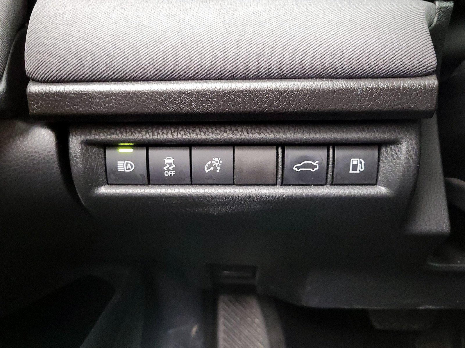 2025 Toyota Camry LE - Photo 14