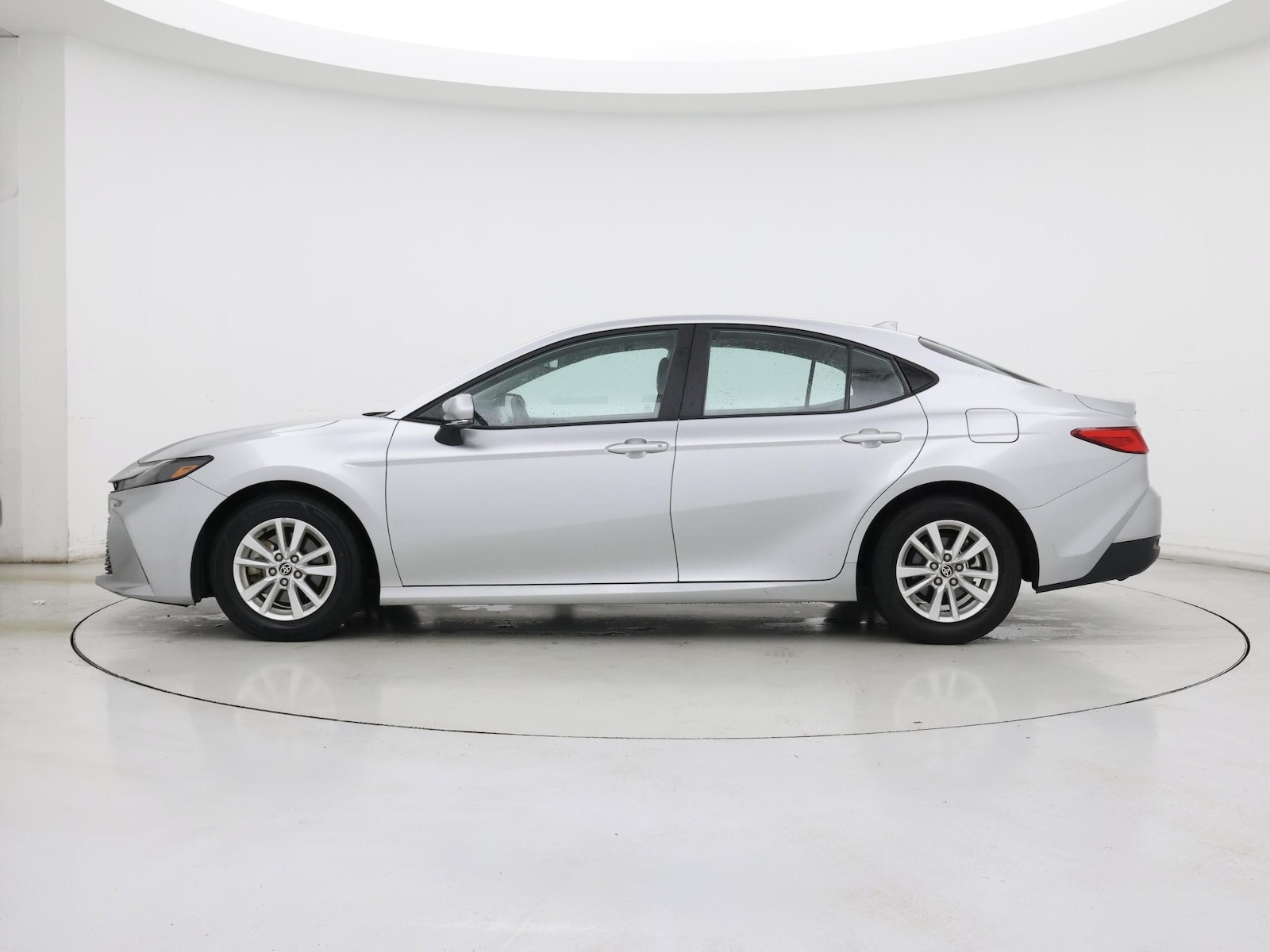 2025 Toyota Camry LE - Photo 4